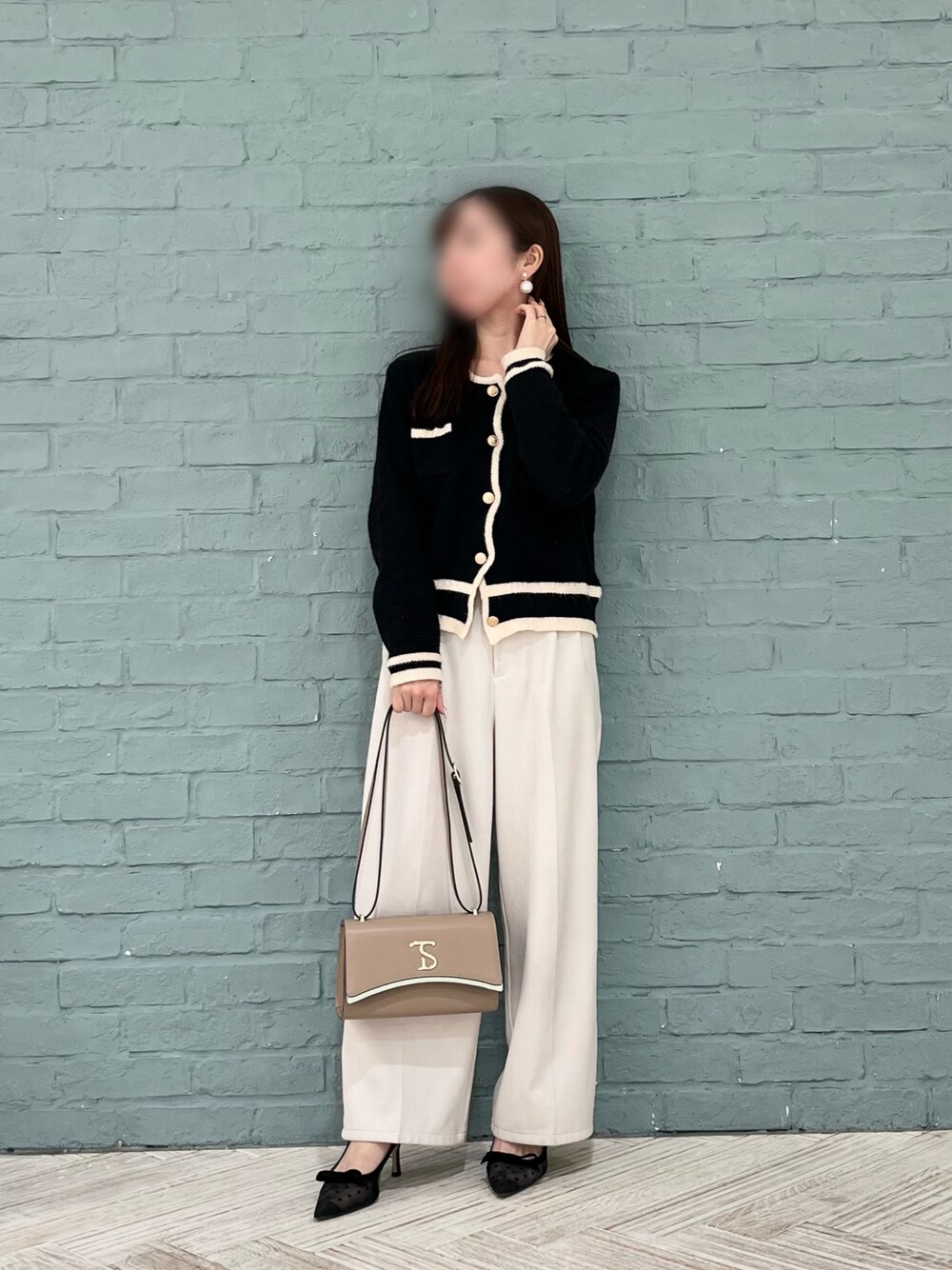 「秋コーデ、大人女子、ootd、低身長女子、いいね、save、フォローお願いします🤑、レディースファッション、骨格ウェーブ、大人フェミニン、ブルベ冬、アパレルスタッフ、大人かわいい、カーディガンコーデ、パンツコーデ」｜「Samantha Thavasaのアイテム（ショルダーバッグ、ベージュ系）」を使った、sさん（レディース・147cm）の秋コーディネートの1枚目の写真