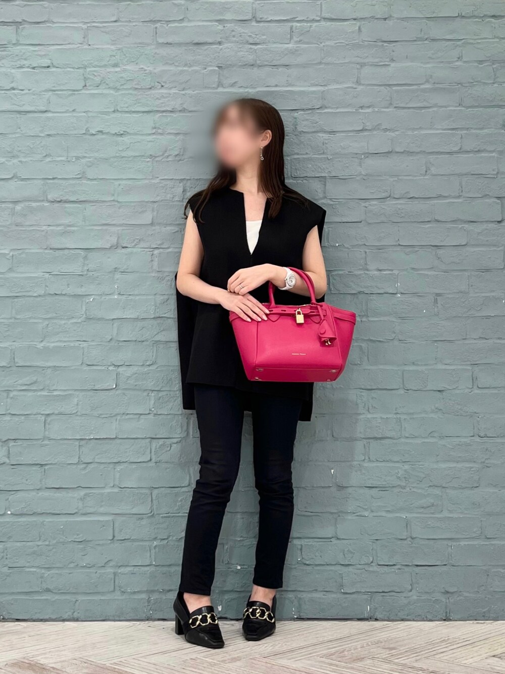 「秋のコーデ、オトナカジュアル、初秋コーデ、秋服、今日のコーデ、大人可愛い、ootd、パンツコーデ、GU、スキニー、骨格ウェーブ、シンプルコーデ、いいね、save、フォローお願いします🤑、低身長コーデ、バッグ」｜「callautiaの深Vネックベスト（ベスト、ブラック系）」を使った、sさん（レディース・147cm）の秋コーディネートの1枚目の写真