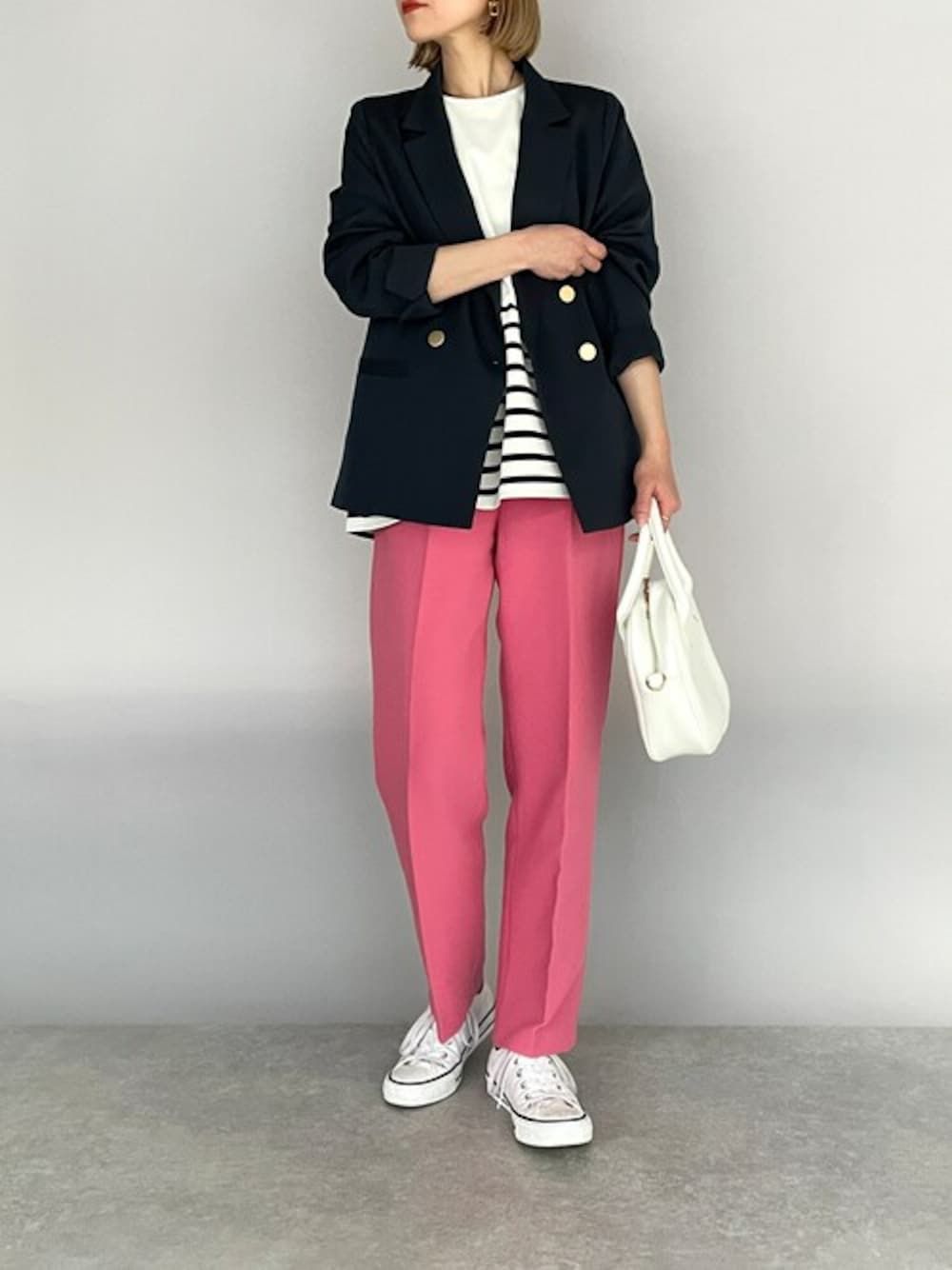 ブルー系のテーラードジャケット、ホワイト系のTシャツ/カットソーを着用したレディースの冬コーディネートの1枚目の写真