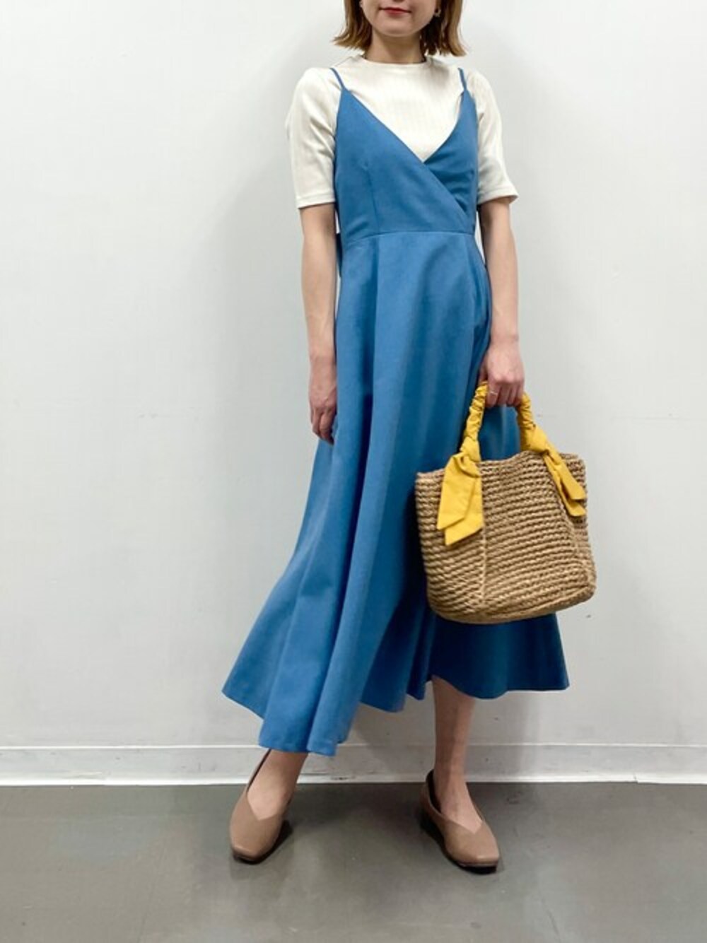 ホワイト系のTシャツ/カットソー、ブルー系のワンピースを着用したレディースの春コーディネートの1枚目の写真