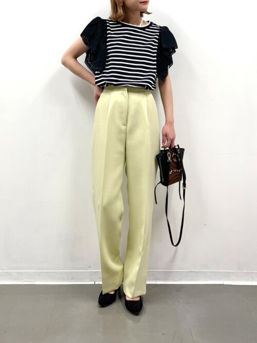 ブラック系のTシャツ/カットソーを着用したレディースの春コーディネートの1枚目の写真