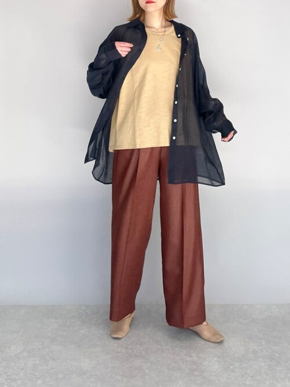 ブルー系のシャツ/ブラウス、ベージュ系のTシャツ/カットソーを着用したレディースの春コーディネートの1枚目の写真