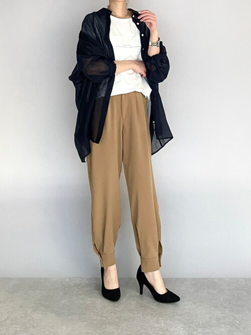 ブルー系のシャツ/ブラウス、ホワイト系のTシャツ/カットソー、ブラウン系のその他パンツを着用したレディースの春コーディネートの1枚目の写真