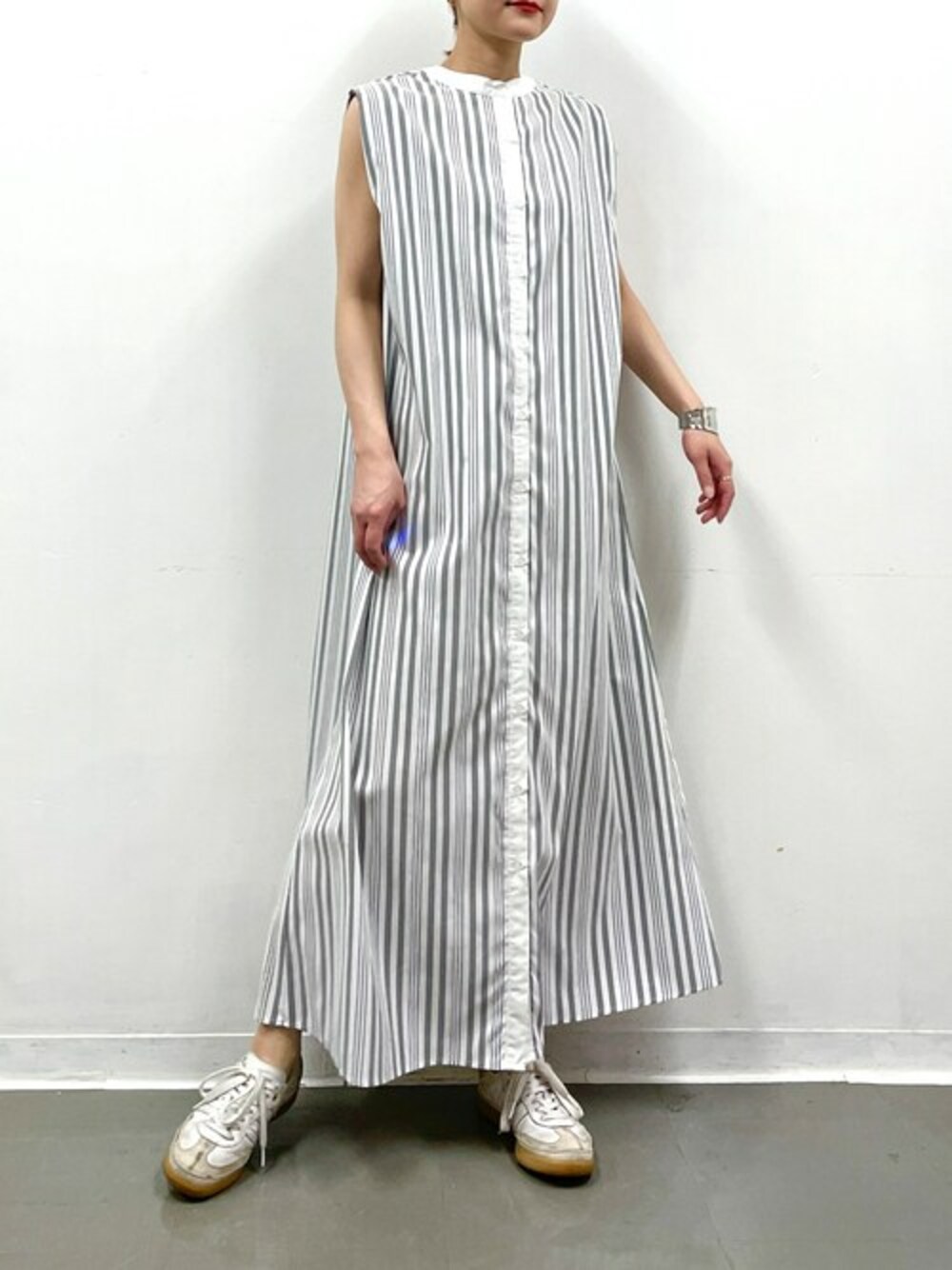 ブラック系のワンピースを着用したレディースの春コーディネートの1枚目の写真