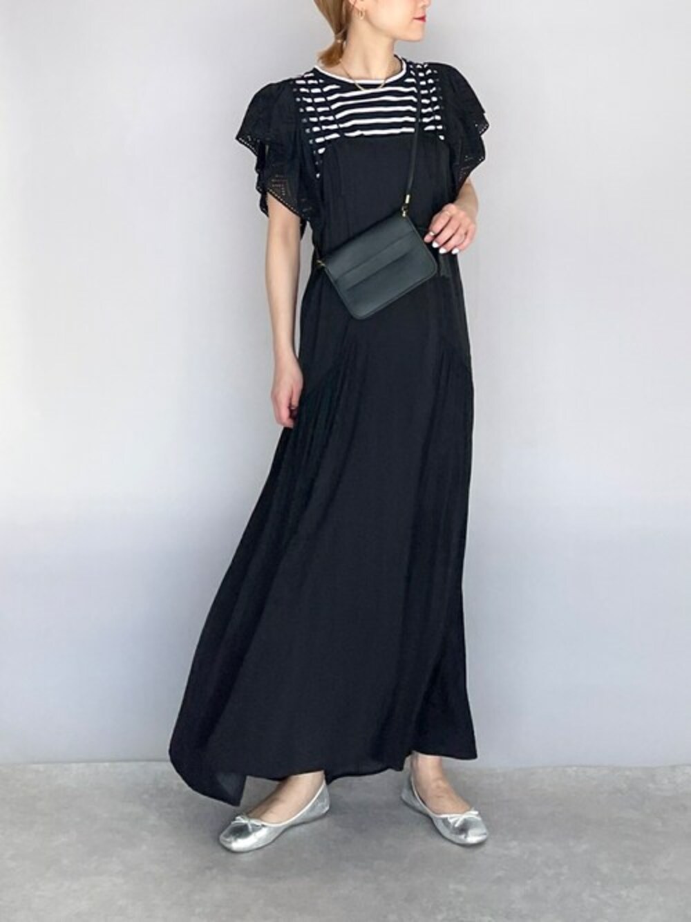 ブラック系のTシャツ/カットソー、ブラック系のワンピースを着用したレディースの春コーディネートの1枚目の写真