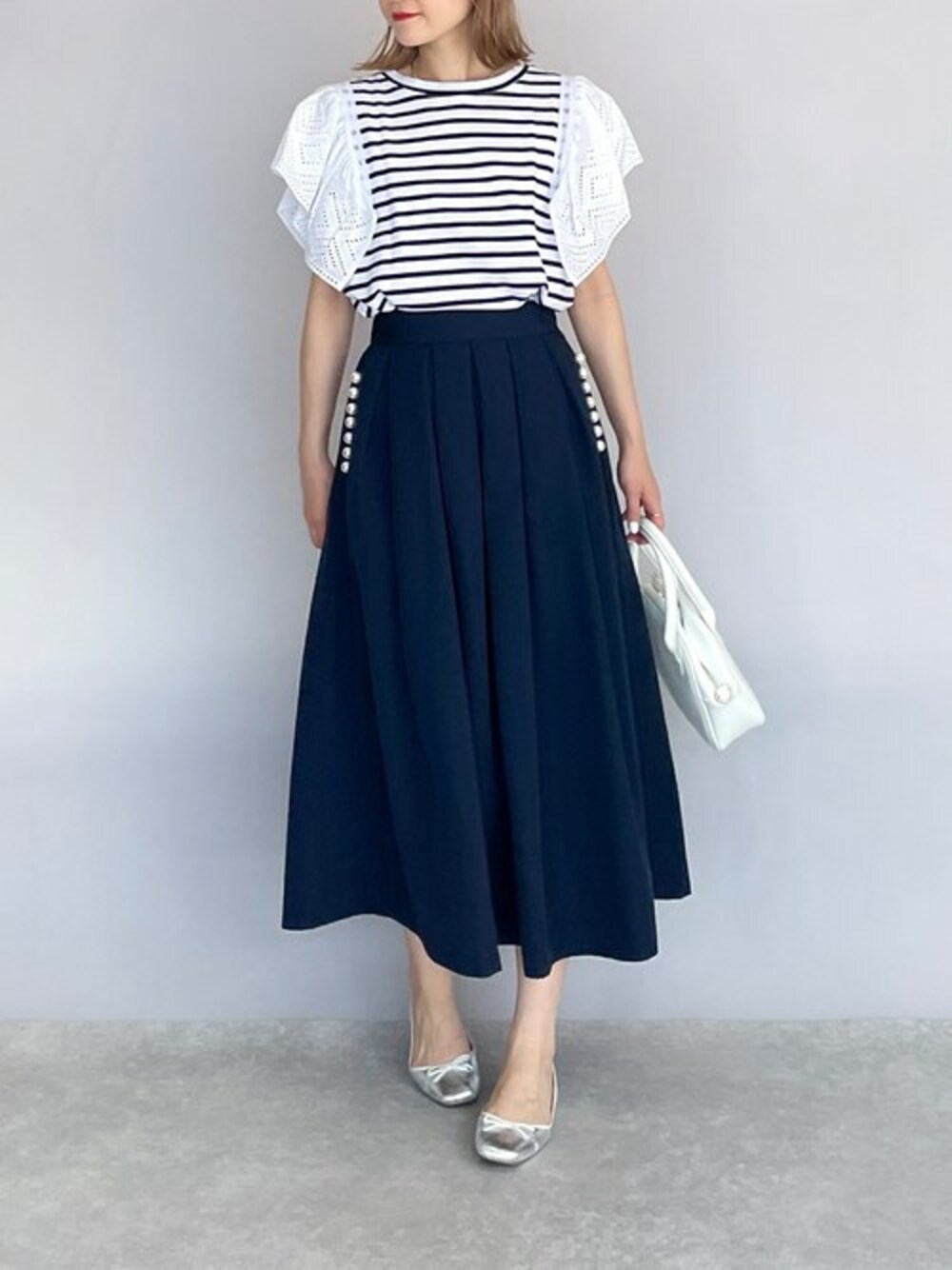 ホワイト系のTシャツ/カットソー、ブルー系のスカートを着用したレディースの夏コーディネートの1枚目の写真