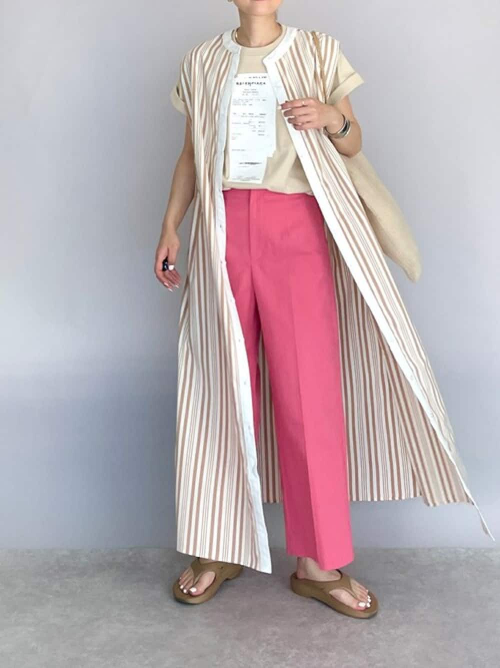 オレンジ系のワンピース、ベージュ系のTシャツ/カットソー、ピンク系のその他パンツを着用したレディースの夏コーディネートの1枚目の写真