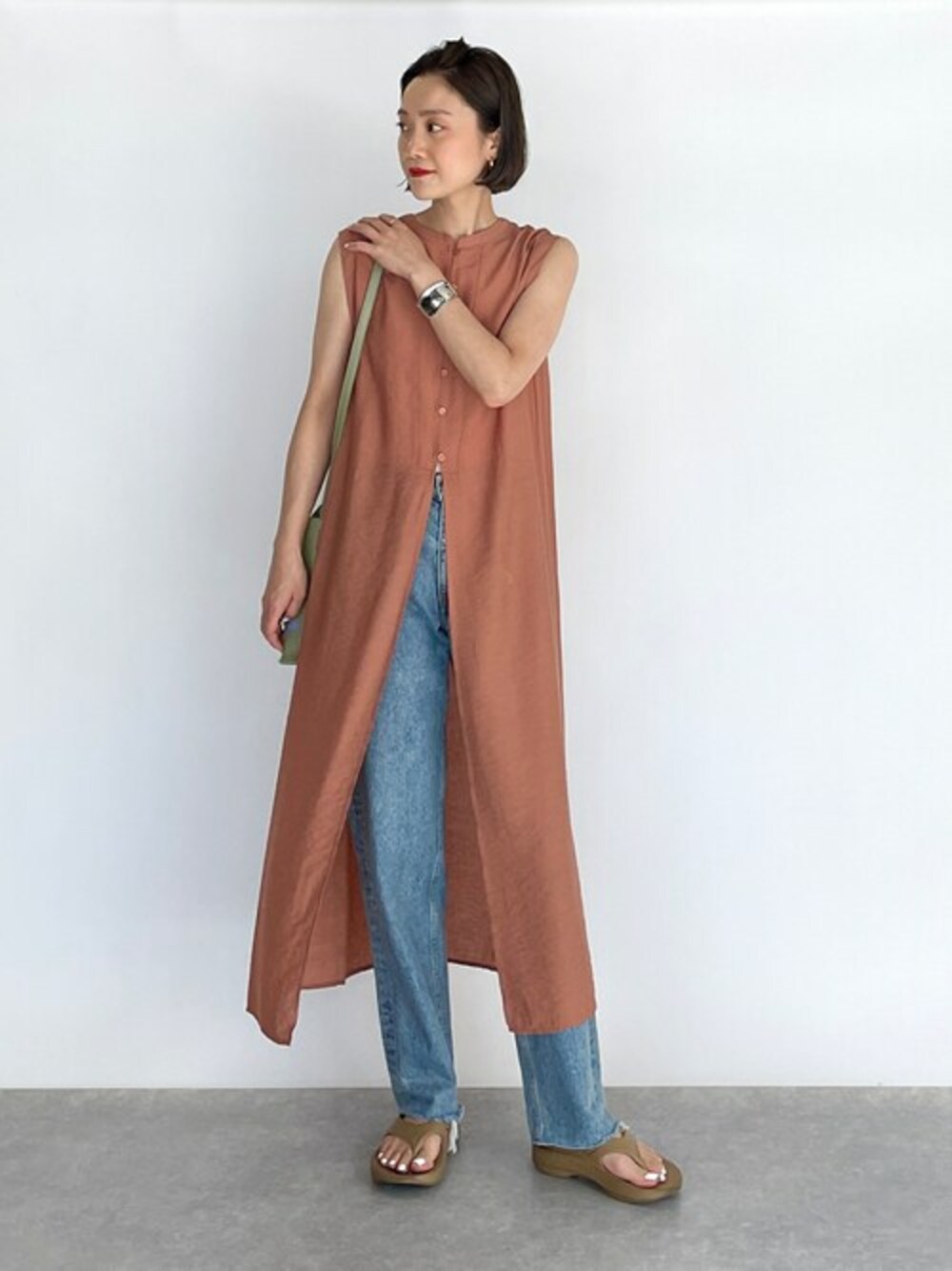 レッド系のワンピースを着用したレディースの夏コーディネートの1枚目の写真