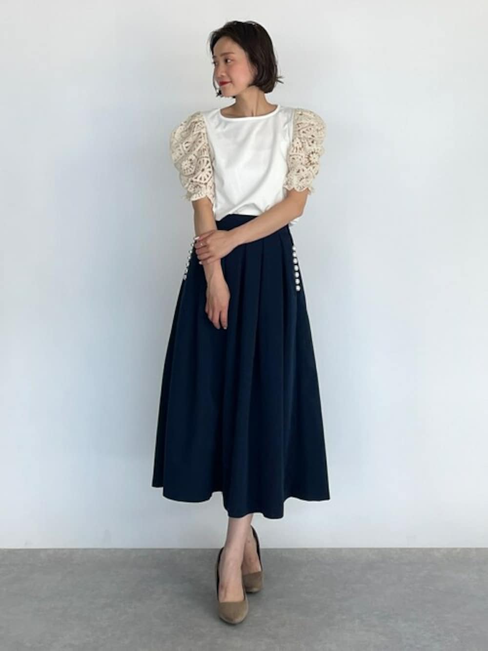 ホワイト系のTシャツ/カットソー、ブルー系のスカートを着用したレディースの夏コーディネートの1枚目の写真