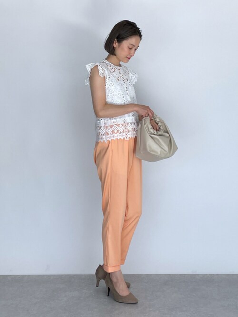 ホワイト系のシャツ/ブラウスを着用したレディースの夏コーディネートの1枚目の写真