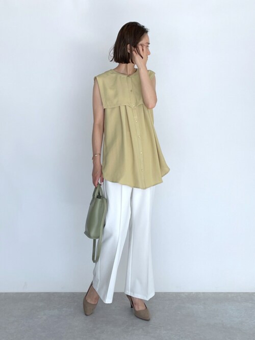 イエロー系のシャツ/ブラウス、ホワイト系のその他パンツを着用したレディースの夏コーディネートの1枚目の写真