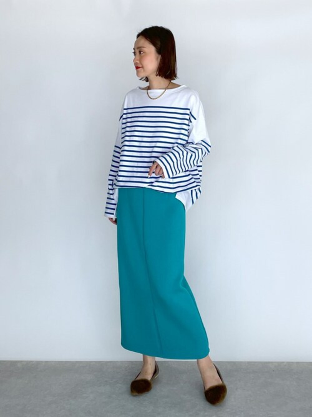 ブルー系のTシャツ/カットソー、ブルー系のスカートを着用したレディースの夏コーディネートの1枚目の写真