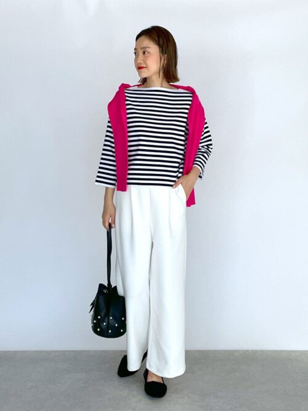 ピンク系のカーディガン/ボレロ、ブラック系のニット/セーター、ホワイト系のその他パンツを着用したレディースの秋コーディネートの1枚目の写真