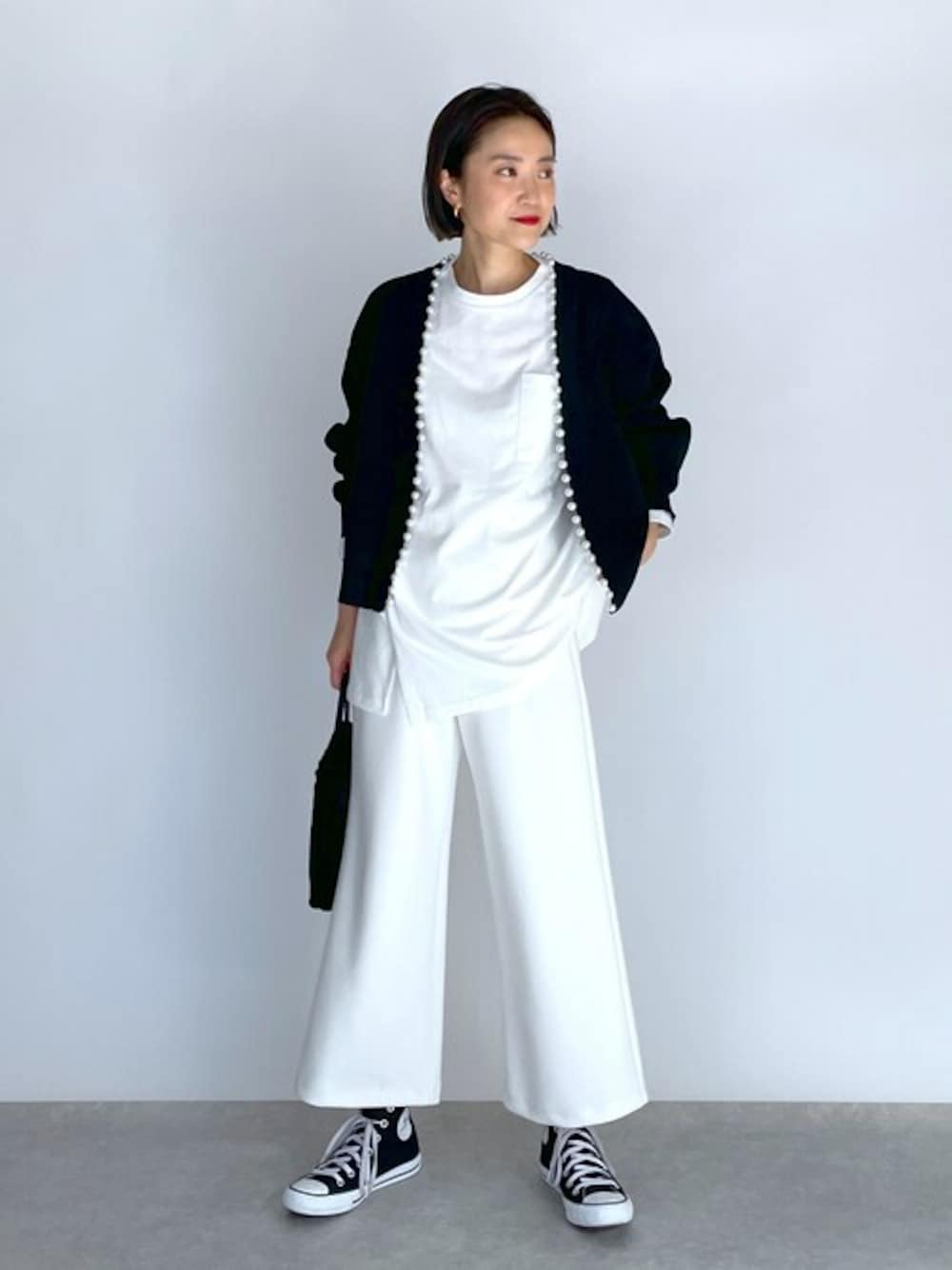 ブラック系のカーディガン/ボレロ、ホワイト系のTシャツ/カットソー、ホワイト系のその他パンツを着用したレディースの秋コーディネートの1枚目の写真