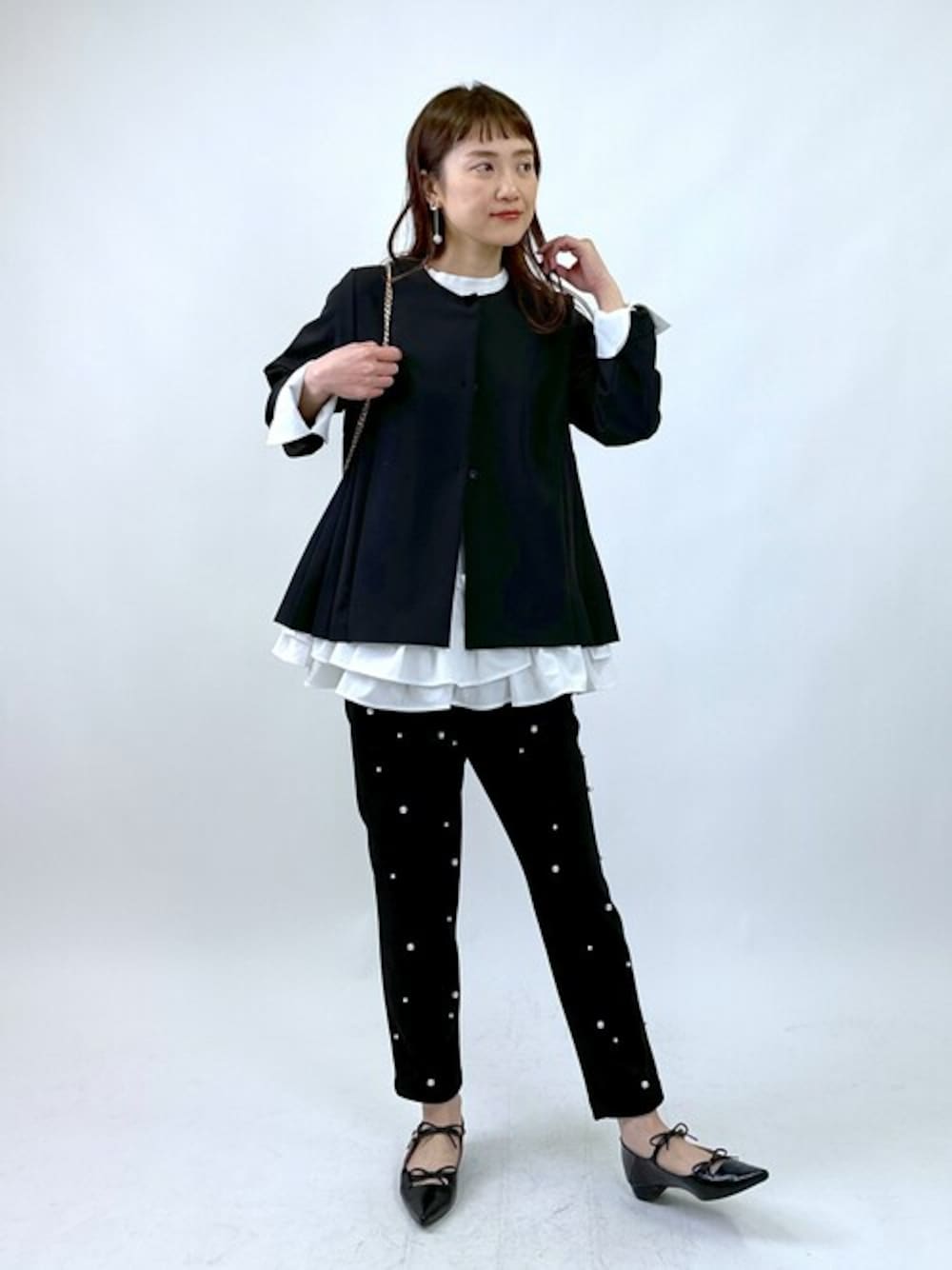 ブラック系のスーツジャケット、ホワイト系のTシャツ/カットソー、ブラック系のその他パンツを着用したレディースの冬コーディネートの1枚目の写真