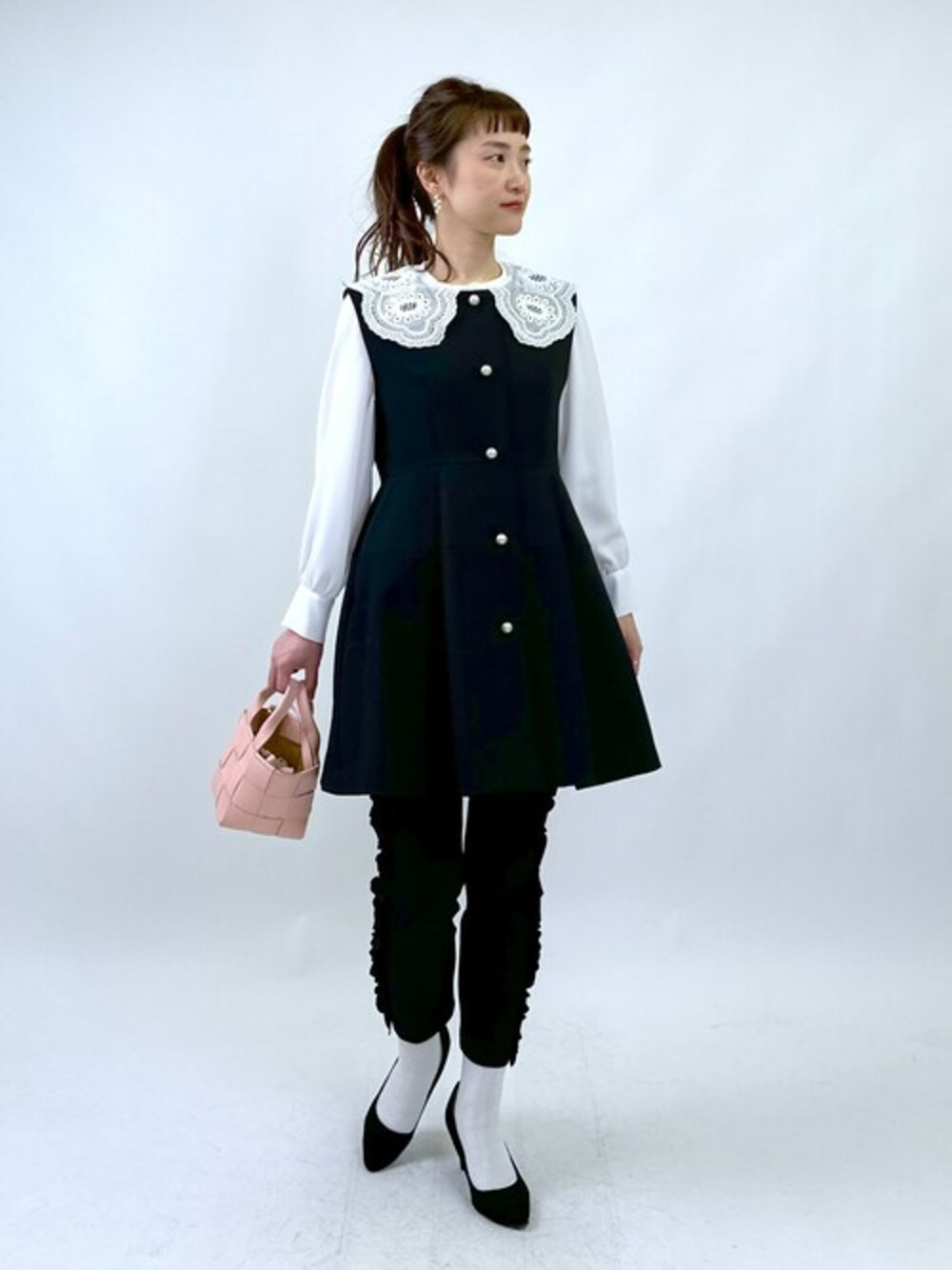 ブラック系のベスト、ホワイト系のシャツ/ブラウス、ブラック系のその他パンツを着用したレディースの冬コーディネートの1枚目の写真