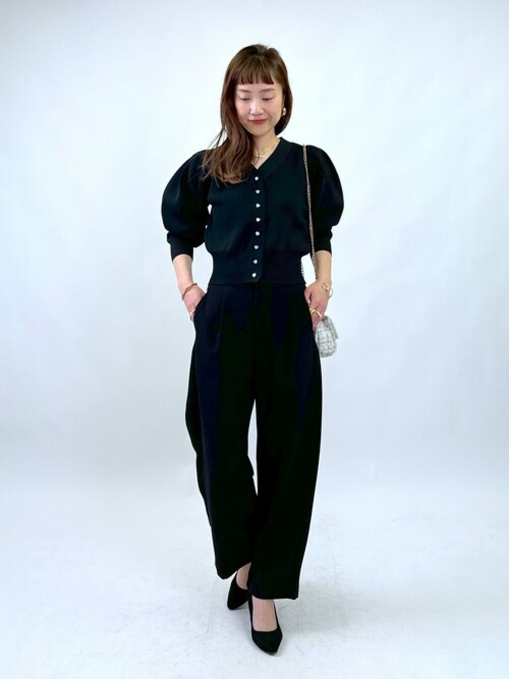 ブラック系のカーディガン/ボレロ、ブラック系のその他パンツを着用したレディースの冬コーディネートの1枚目の写真