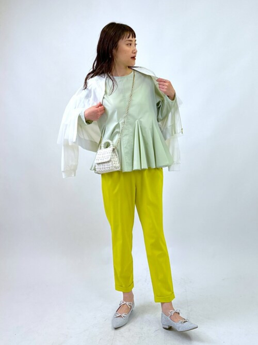 ホワイト系のブルゾン、グリーン系のシャツ/ブラウス、イエロー系のその他パンツを着用したレディースの春コーディネートの1枚目の写真