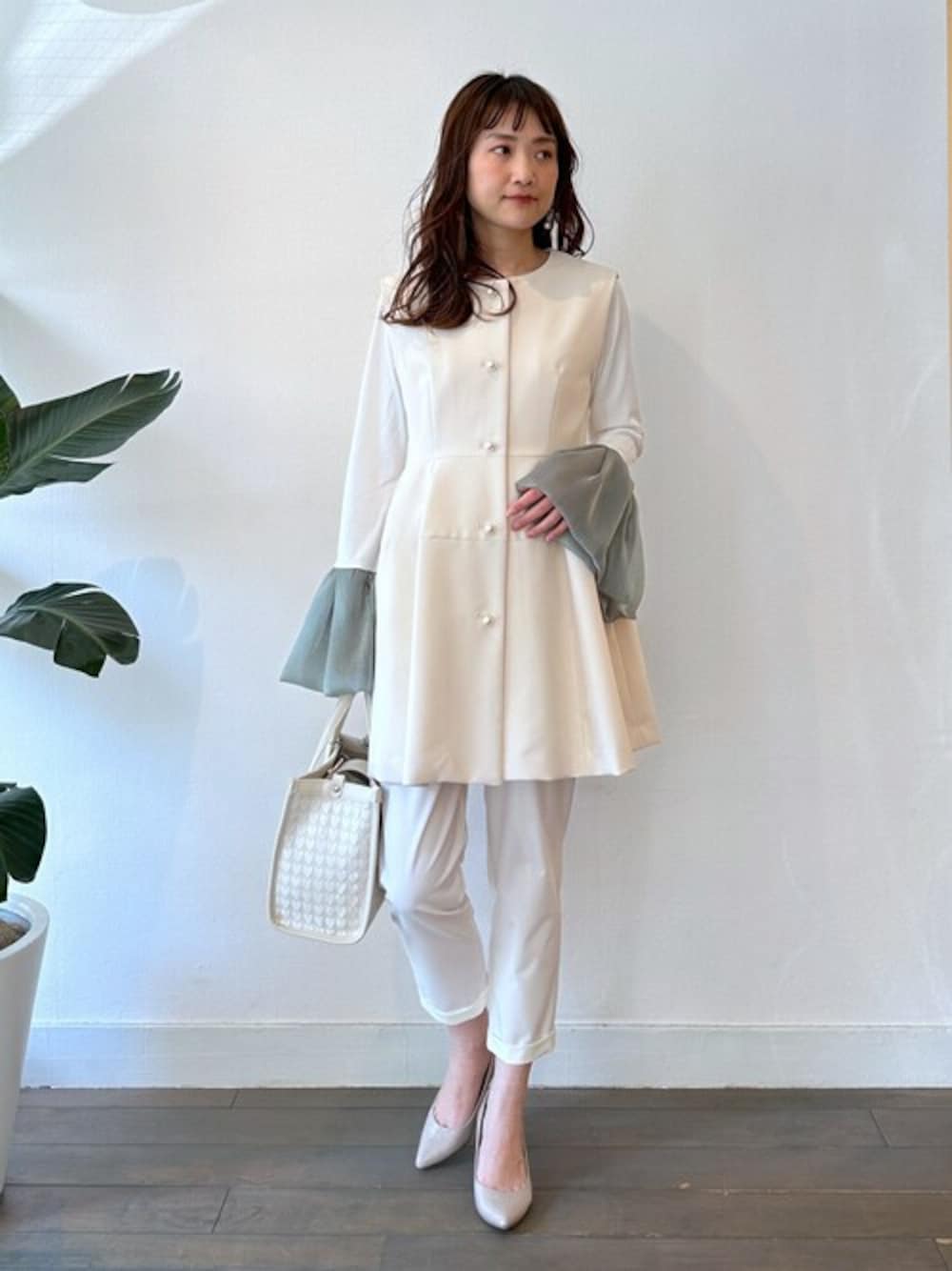 ホワイト系のベスト、ホワイト系のTシャツ/カットソー、ホワイト系のその他パンツを着用したレディースの春コーディネートの1枚目の写真