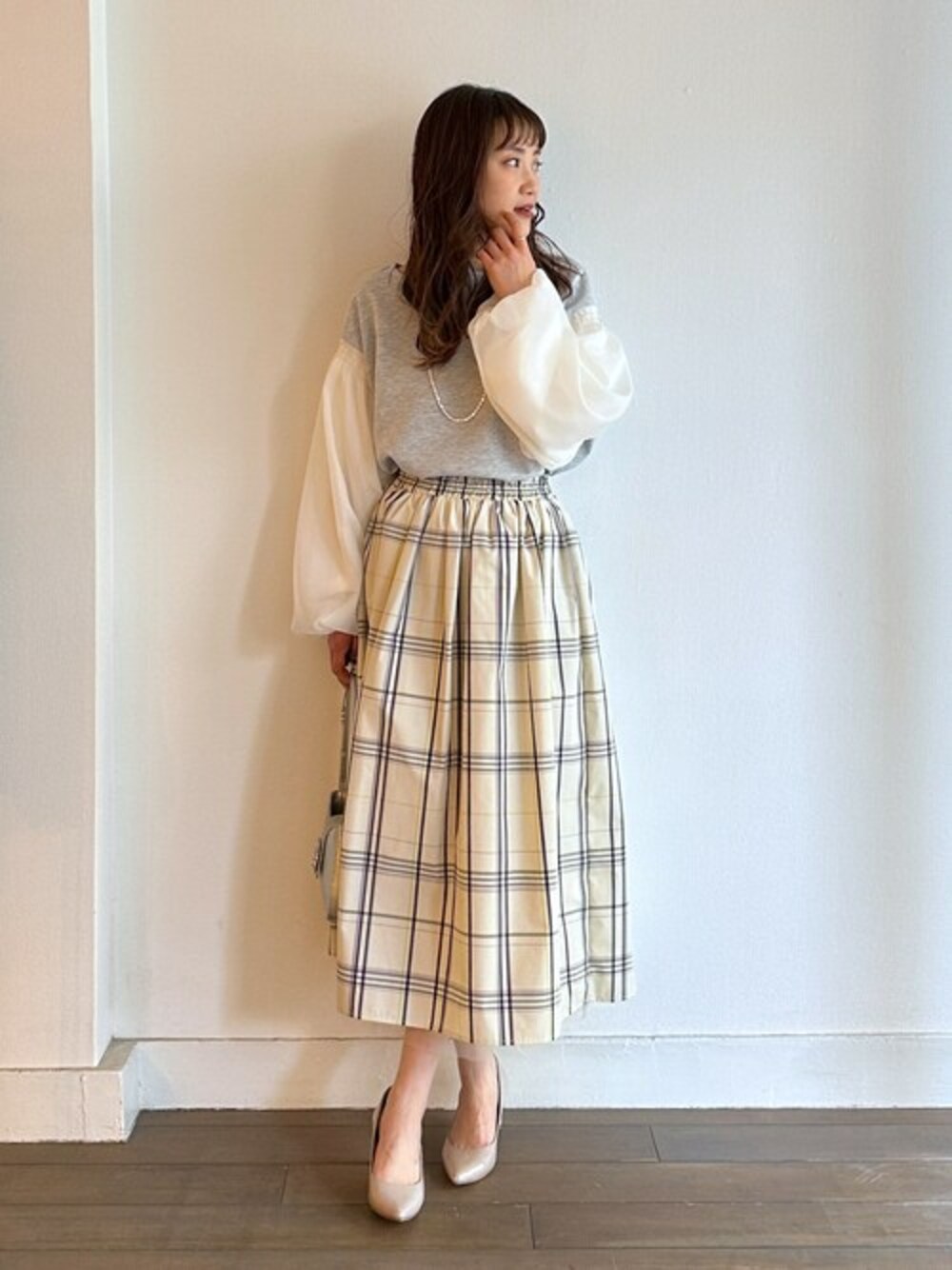 グレー系のTシャツ/カットソー、ホワイト系のスカートを着用したレディースの春コーディネートの1枚目の写真