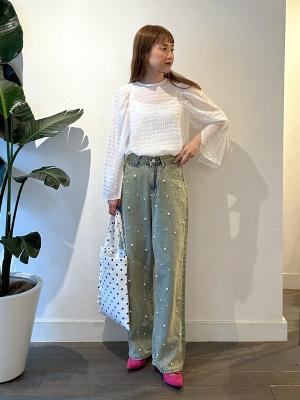 ホワイト系のシャツ/ブラウス、ブルー系のデニムパンツ、ホワイト系のトートバッグを着用したレディースの春コーディネートの1枚目の写真