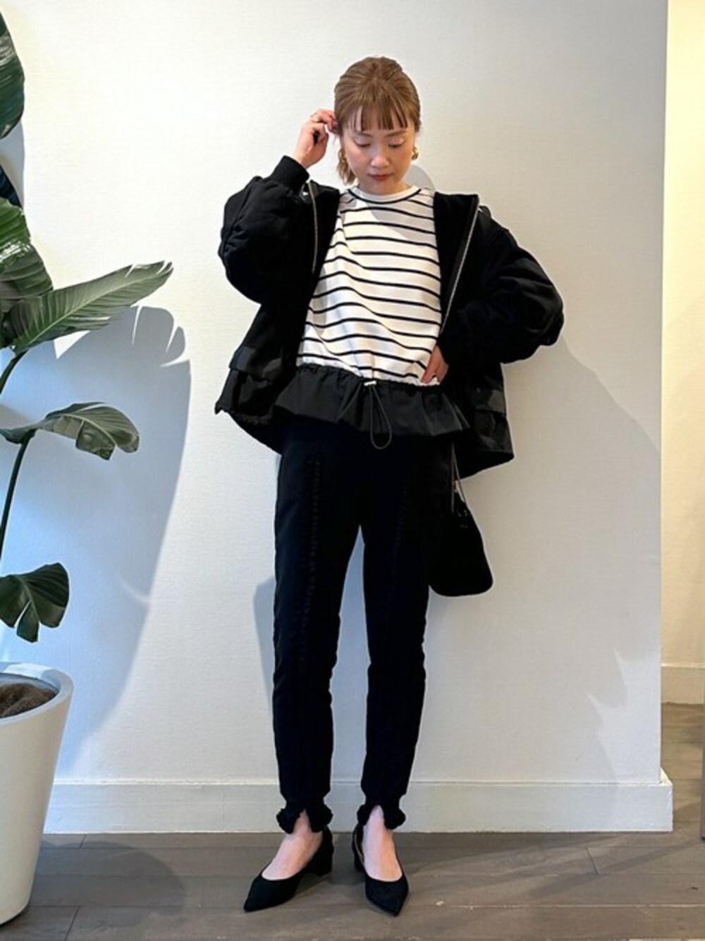 ブラック系のパーカー、ブラック系のTシャツ/カットソーを着用したレディースの春コーディネートの1枚目の写真