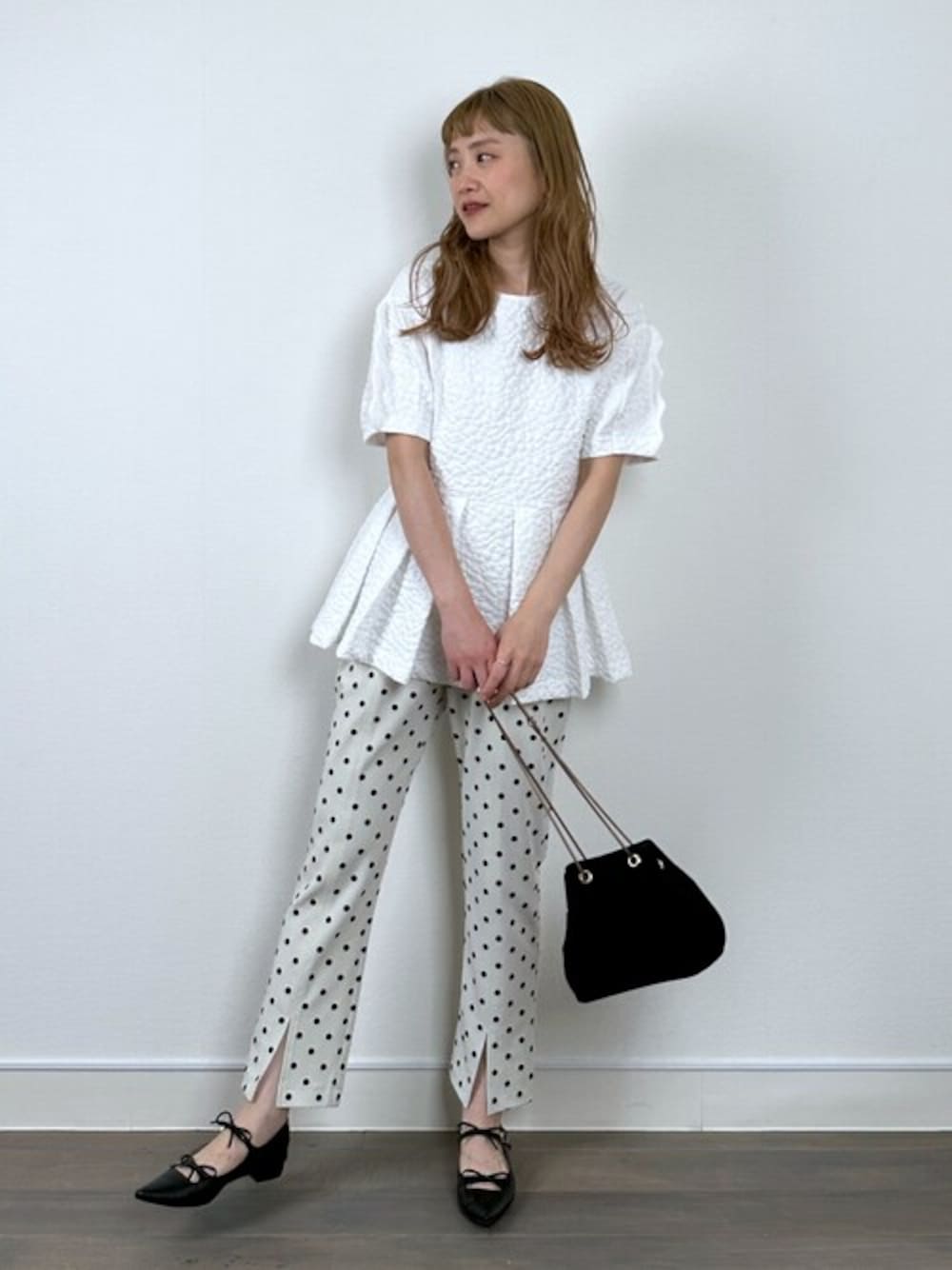 ホワイト系のシャツ/ブラウス、ホワイト系のその他パンツ、ブラック系のパンプスを着用したレディースの春コーディネートの1枚目の写真