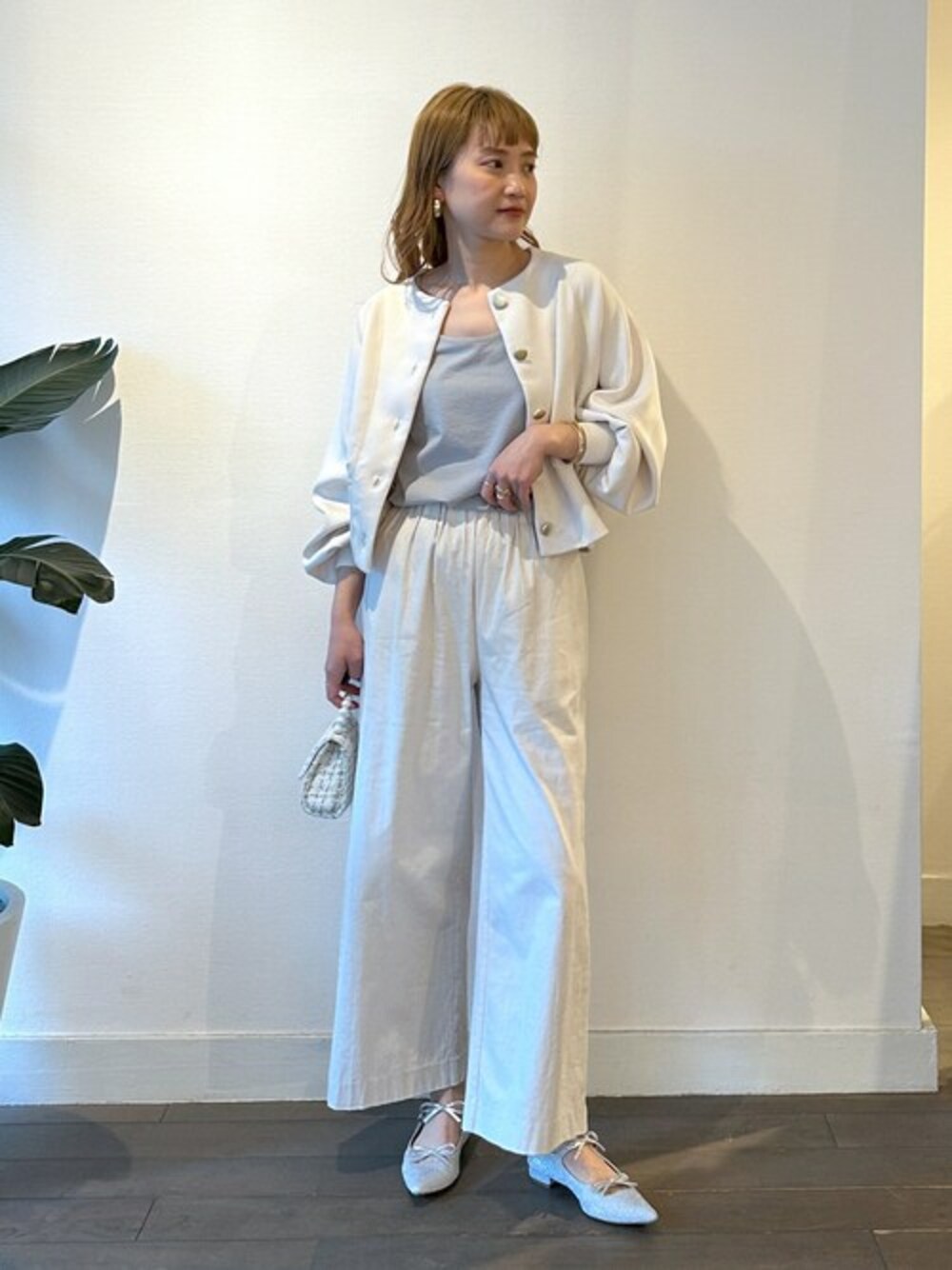 ホワイト系のブルゾン、ベージュ系のその他パンツ、シルバー系のパンプスを着用したレディースの春コーディネートの1枚目の写真