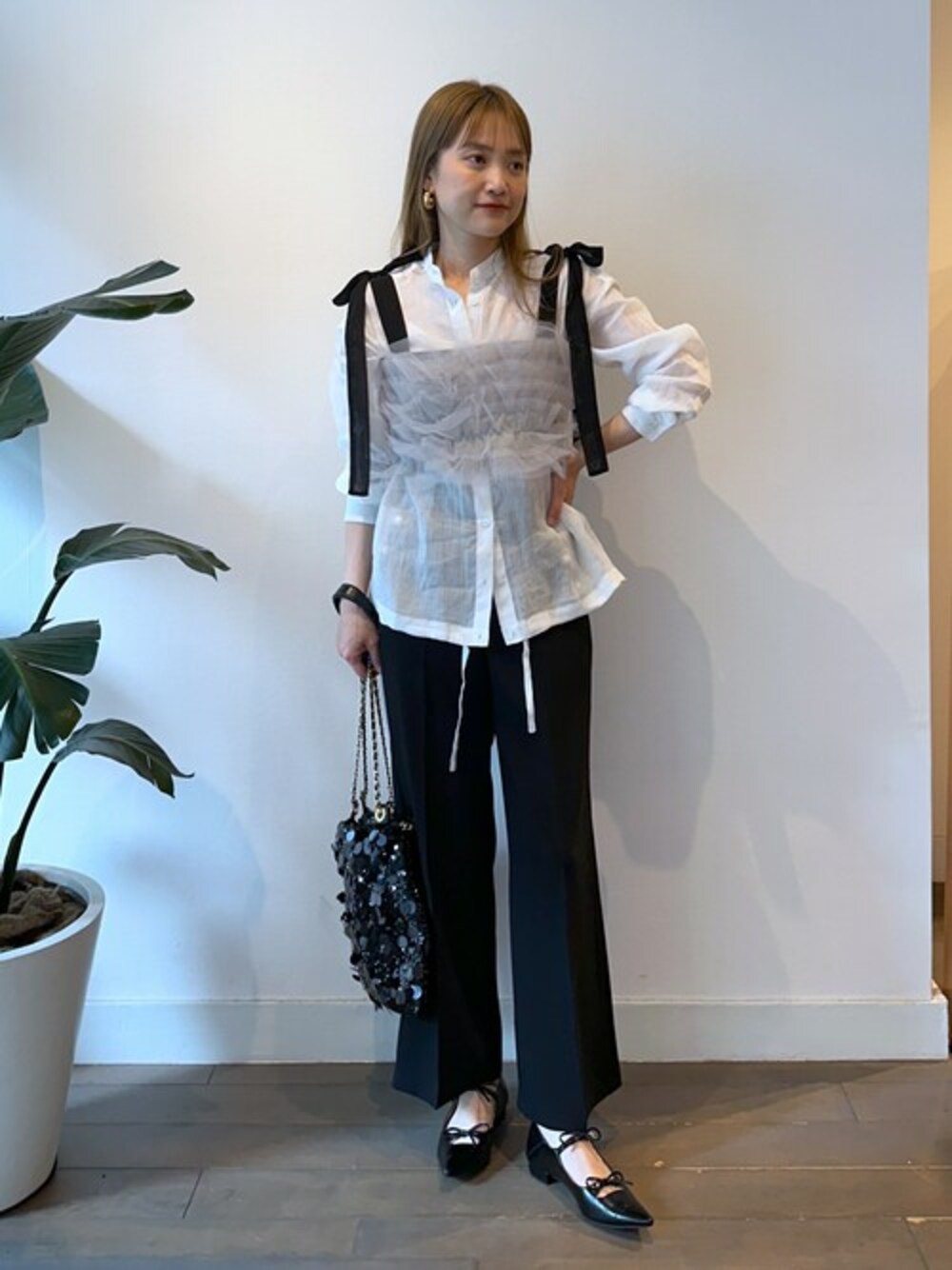 ベージュ系のキャミソール、ホワイト系のシャツ/ブラウス、ブラック系のスラックスを着用したレディースの夏コーディネートの1枚目の写真