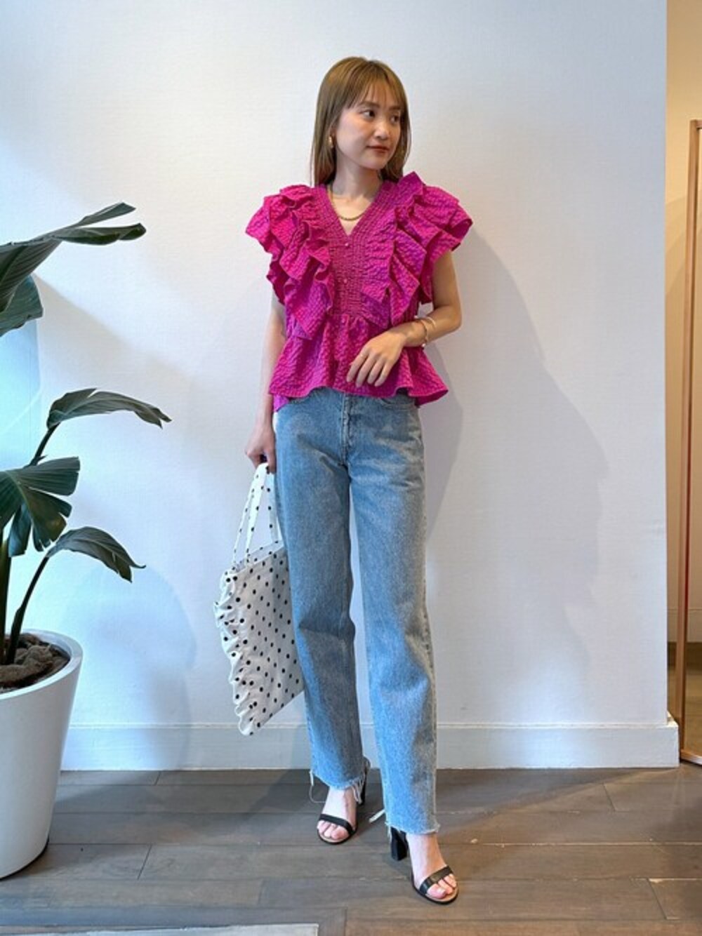 ピンク系のシャツ/ブラウス、ホワイト系のトートバッグを着用したレディースの夏コーディネートの1枚目の写真