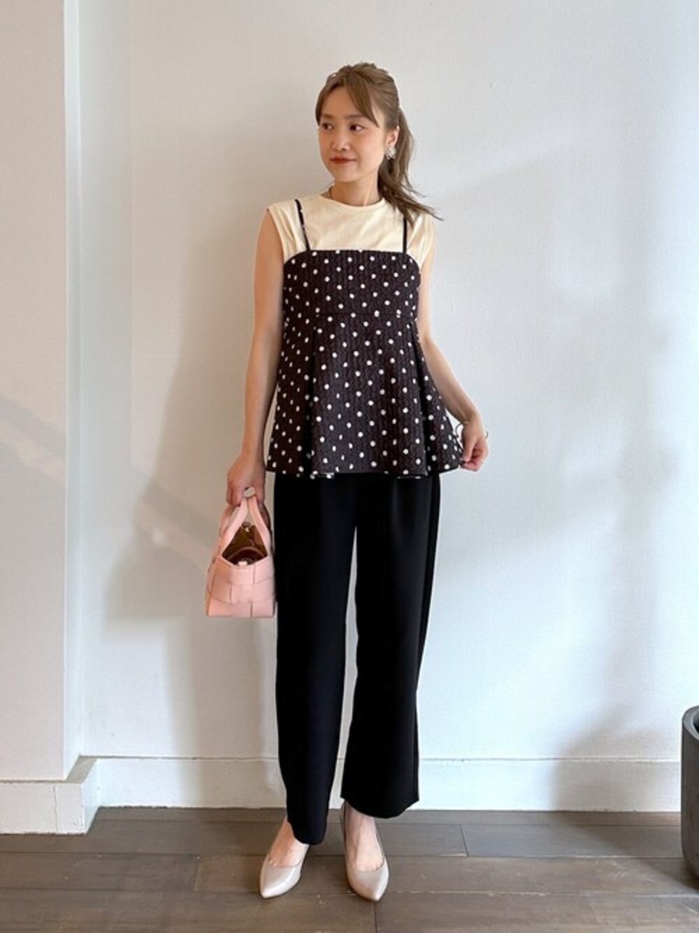 ブラック系のキャミソール、ホワイト系のTシャツ/カットソー、ブラック系のその他パンツを着用したレディースの夏コーディネートの1枚目の写真