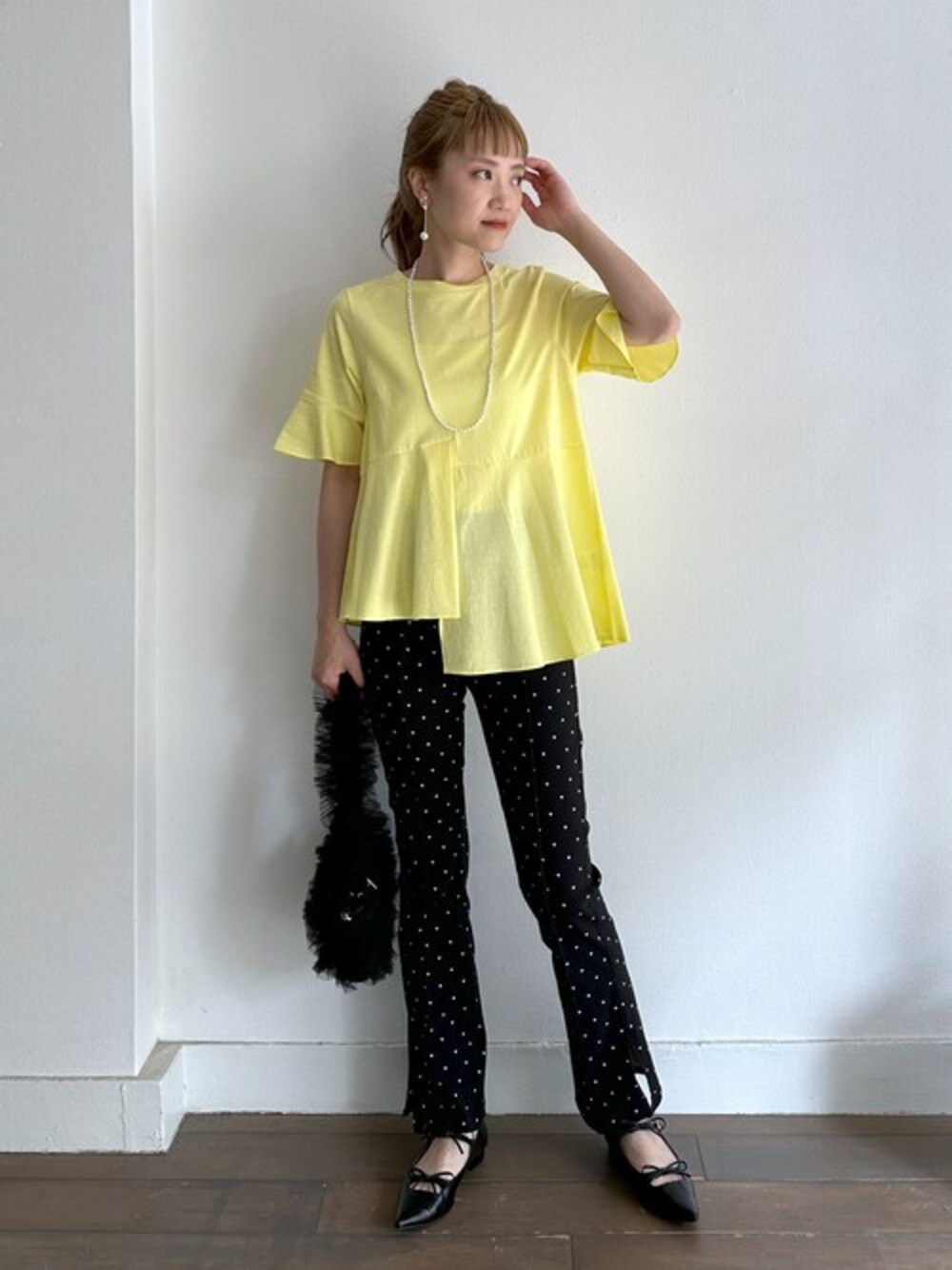 イエロー系のTシャツ/カットソー、ブラック系のその他パンツ、ブラック系のショルダーバッグを着用したレディースの夏コーディネートの1枚目の写真