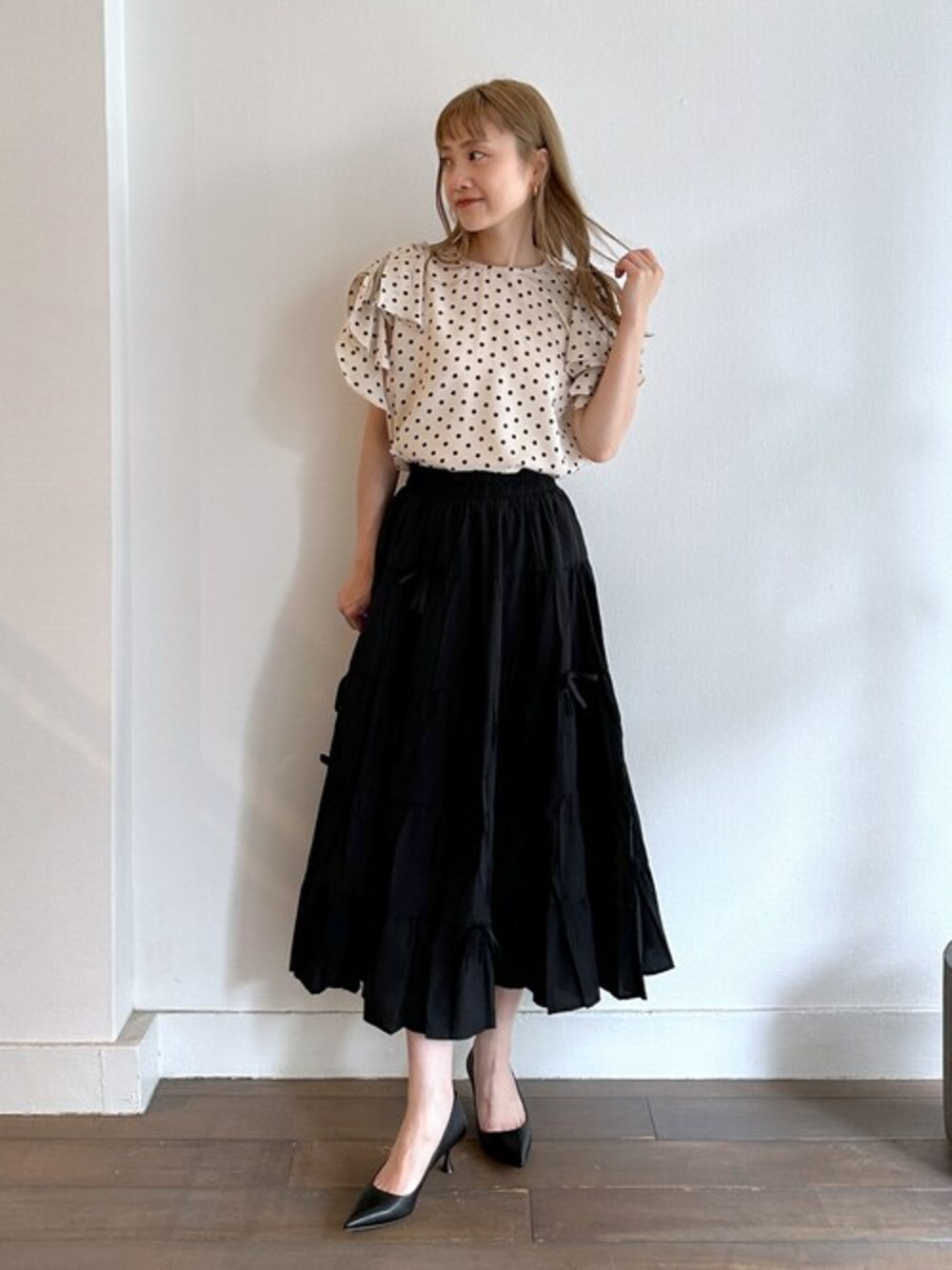 ホワイト系のシャツ/ブラウス、ブラック系のスカートを着用したレディースの夏コーディネートの1枚目の写真