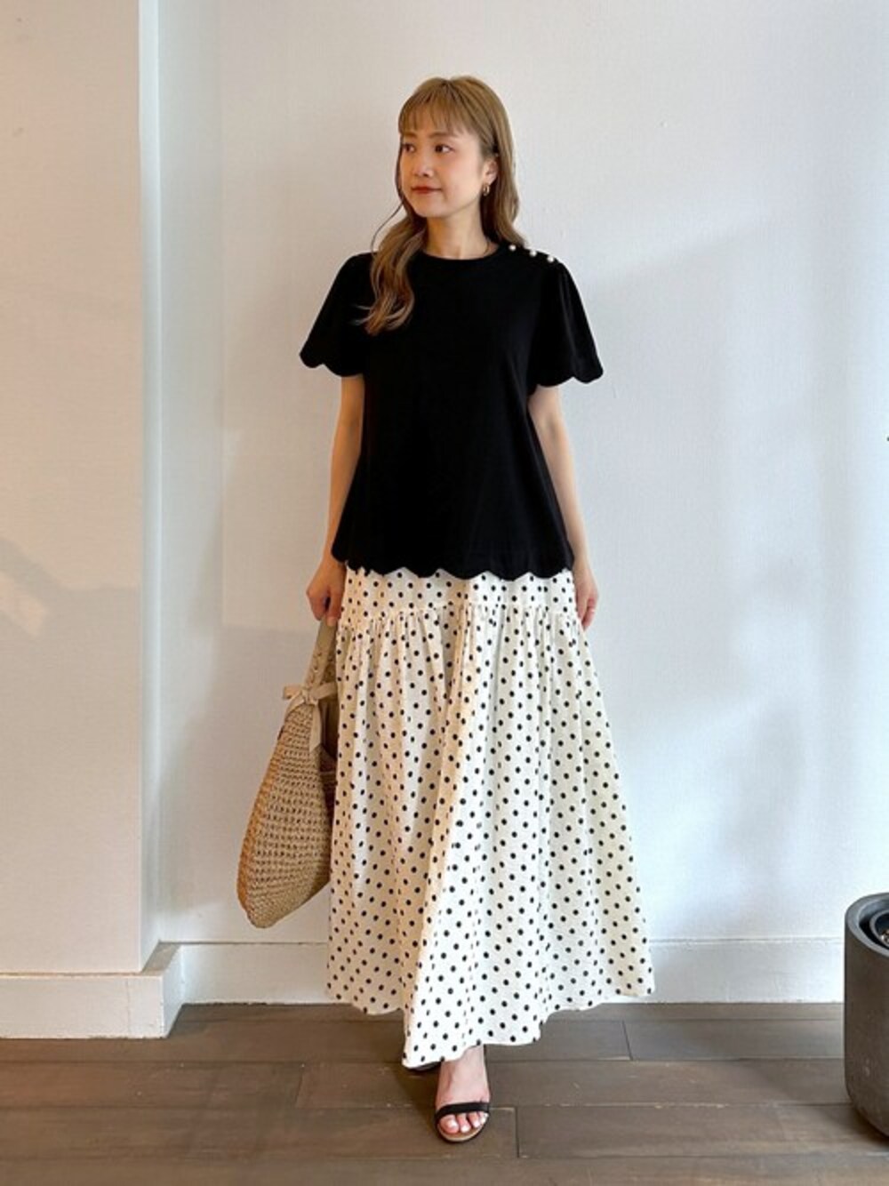 ホワイト系のTシャツ/カットソー、ホワイト系のスカートを着用したレディースの夏コーディネートの1枚目の写真