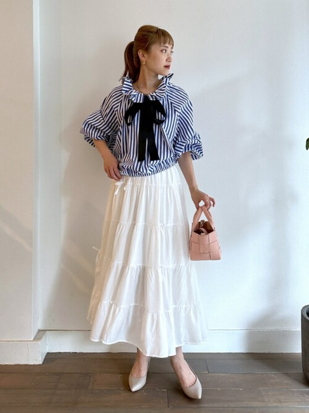 ブルー系のシャツ/ブラウス、ホワイト系のスカートを着用したレディースの夏コーディネートの1枚目の写真
