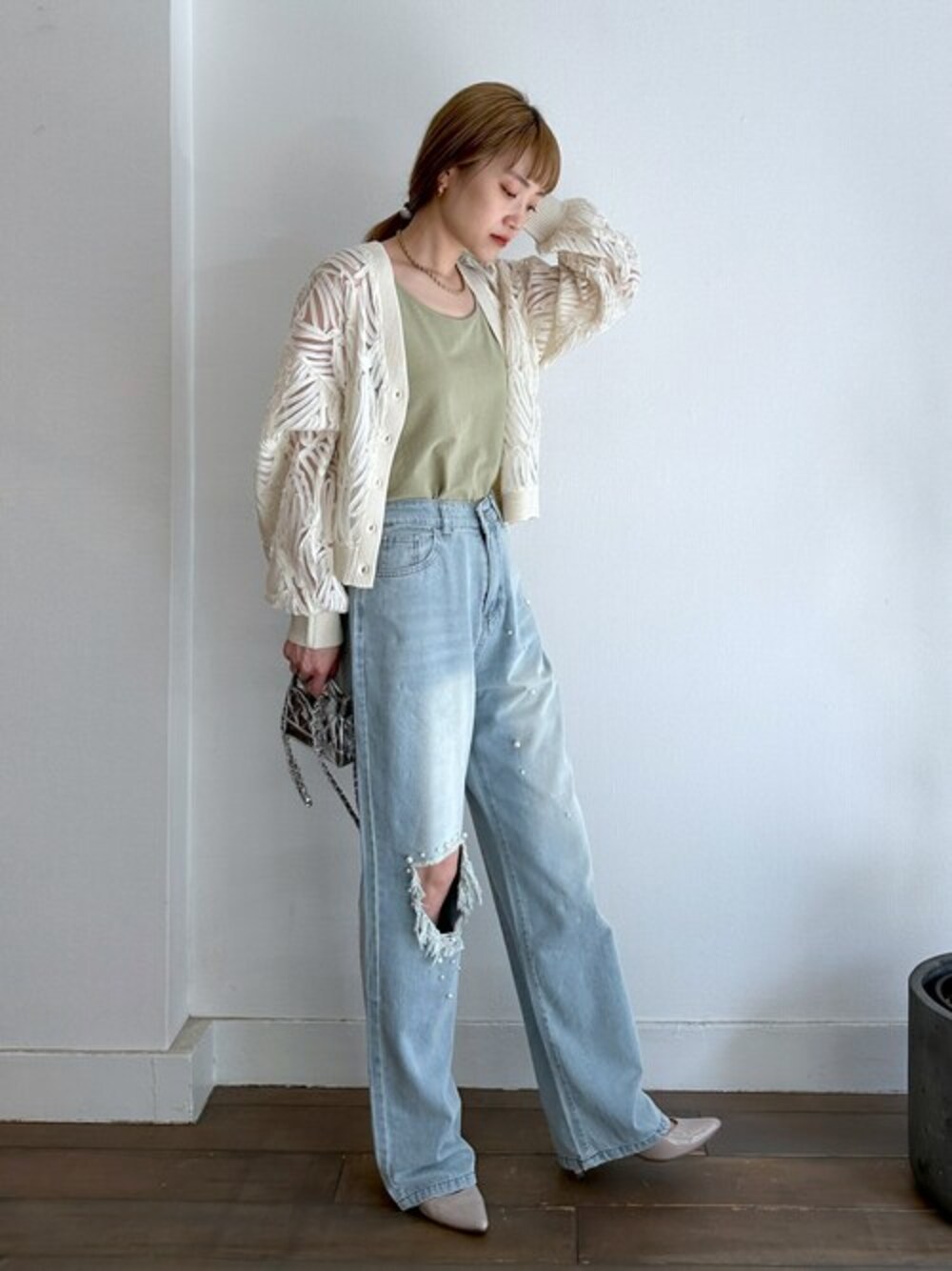 ホワイト系のTシャツ/カットソー、グリーン系のタンクトップ、ブルー系のデニムパンツを着用したレディースの夏コーディネートの1枚目の写真