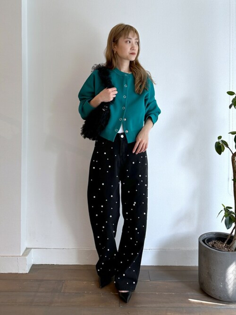 グリーン系のカーディガン/ボレロ、ブラック系のデニムパンツ、ブラック系のショルダーバッグを着用したレディースの秋コーディネートの1枚目の写真