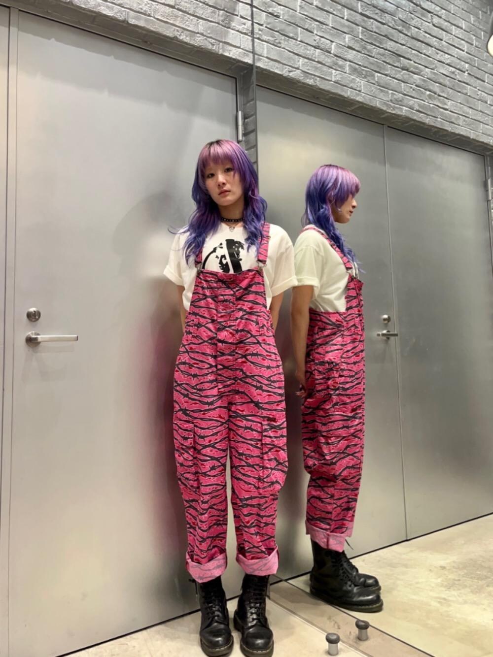 「セットアップ、ミリタリー、アメカジ、ロック、ヒステリックグラマー、HYSTERIC GLAMOUR、ワイドパンツ 、ワンピ―ス」｜「HYSTERIC GLAMOURのプラケットオーバーオール（つなぎ/オールインワン、ピンク系）」を使った、moanghaeeeさん（レディース・168cm）の冬コーディネートの1枚目の写真
