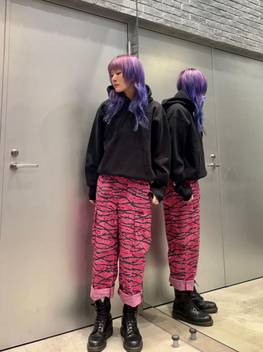 「スウェット、デニム、セットアップ、ミリタリー、アメカジ、ロック、パーカー、ヒステリックグラマー、HYSTERIC GLAMOUR」｜「HYSTERIC GLAMOURのプラケットオーバーオール（つなぎ/オールインワン、ピンク系）」を使った、moanghaeeeさん（レディース・168cm）の冬コーディネートの1枚目の写真