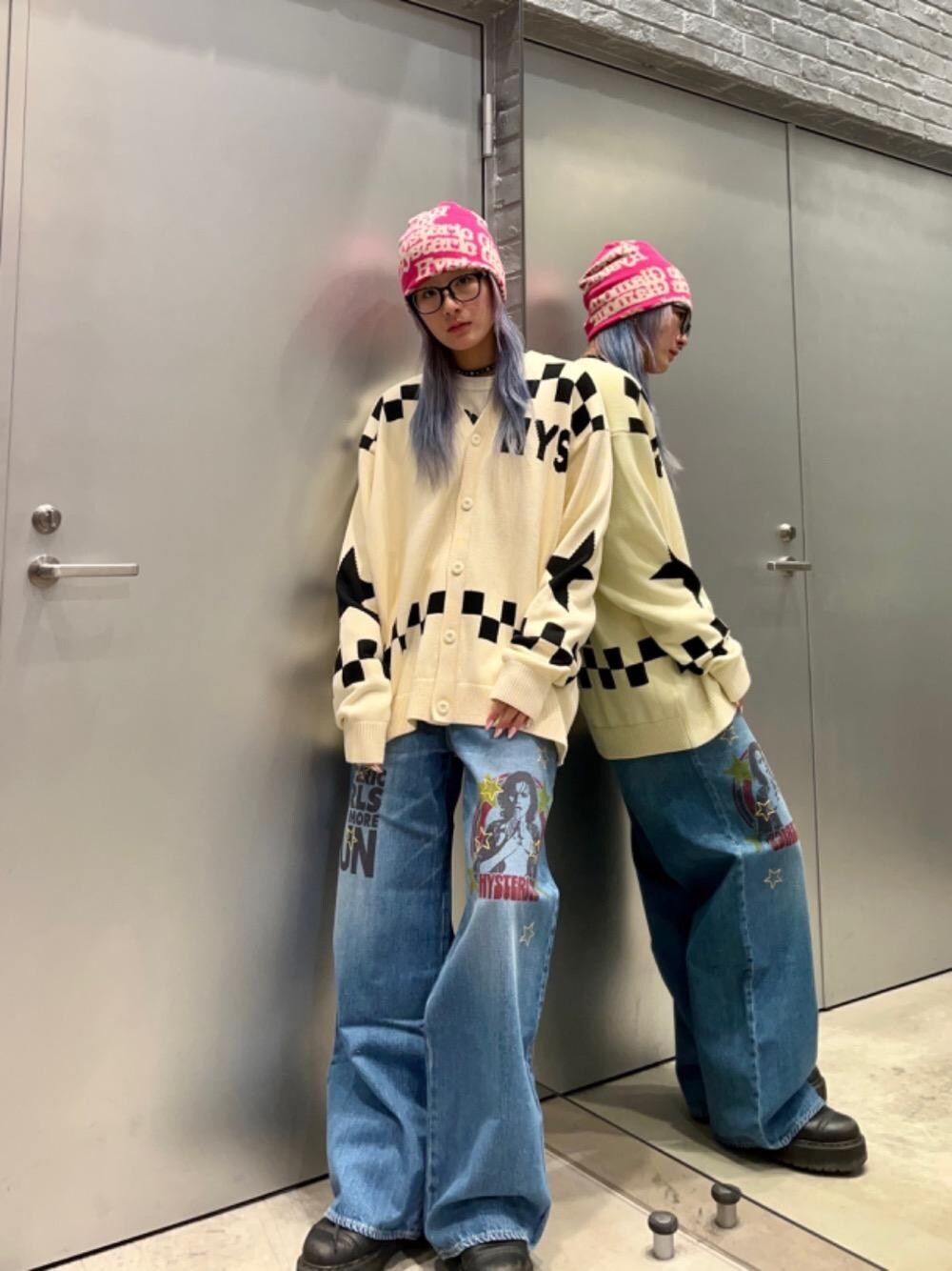 「カーディガン、デニム、アメカジ、ロック、ヒステリックグラマー、HYSTERIC GLAMOUR、ニット 、ワイドパンツ 」｜「HYSTERIC GLAMOURのWOMAN BANANA ワイドデニムパンツ（デニムパンツ、ブルー系）」を使った、moanghaeeeさん（レディース・168cm）の冬コーディネートの1枚目の写真