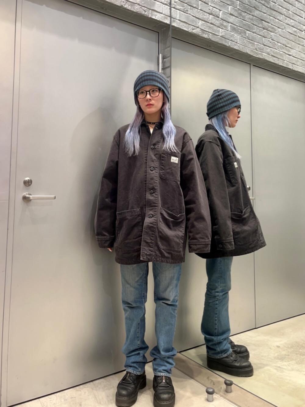 ブルー系のデニムパンツ、ブラック系のブルゾンを着用したレディースの冬コーディネートの1枚目の写真