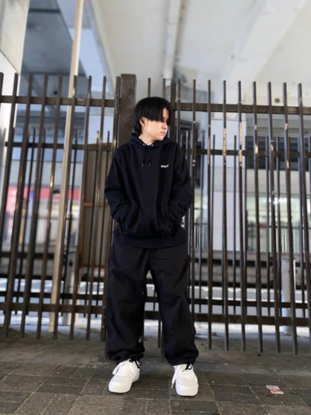 「ミリタリー、カジュアル、ストリート、AVIREX、カーゴパンツ、ミリタリーパンツ、カジュアルコーデ、ストリートコーデ、ストリート系、ミリタリーコーデ」｜「AVIREXのAVI-PULLOVER PARKA（パーカー、ブラック系）」を使った、フウヤさん（メンズ・160cm）の冬コーディネートの1枚目の写真