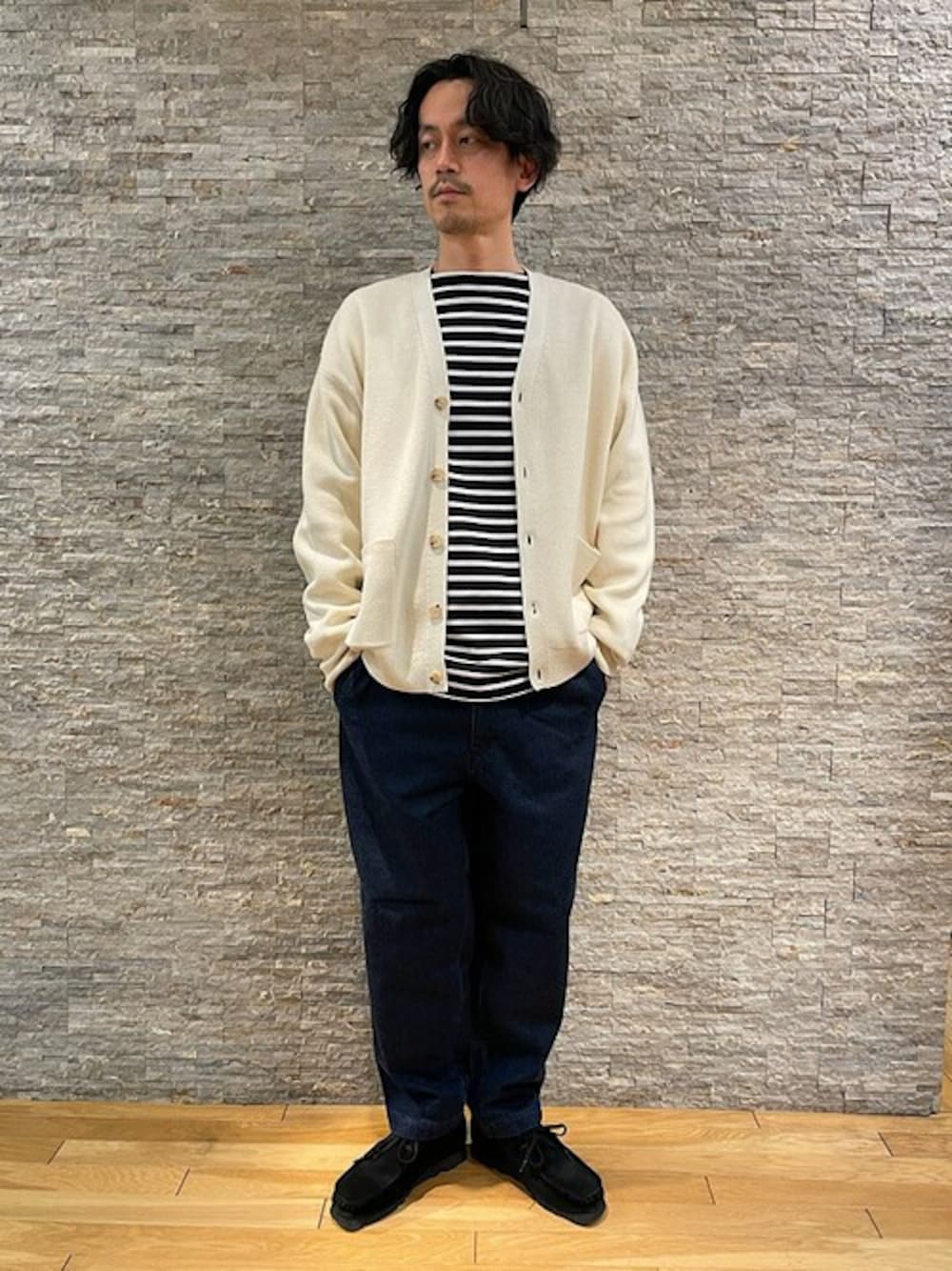 「カーディガン、シンプル、大人カジュアル、シップス、SHIPS、イージーパンツ、ボーダートップス、春コーデ、ワイドデニム」｜「SHIPSのSHIPS:〈手洗い可能〉コットン/アクリル 超度詰め アゼ カーディガン（カーディガン/ボレロ、ホワイト系）」を使った、飯沼さん（メンズ・178cm）の冬コーディネートの1枚目の写真