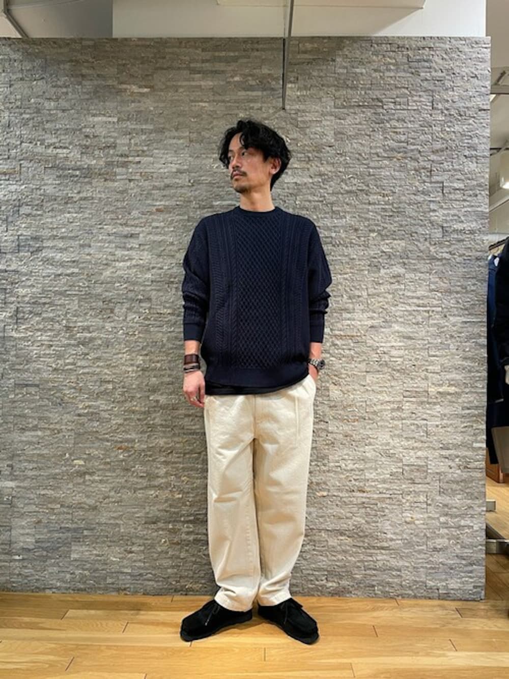 「シンプル、クルーネックニット、モノトーン、大人カジュアル、シップス、SHIPS、イージーパンツ、アランニット、ゆるコーデ、ワイドデニム」｜「SHIPSのSHIPS:〈手洗い可能〉コットン/リネン ミドルゲージ ランダムアラン クルーネックニット（ニット/セーター、ブルー系）」を使った、飯沼さん（メンズ・178cm）の冬コーディネートの1枚目の写真