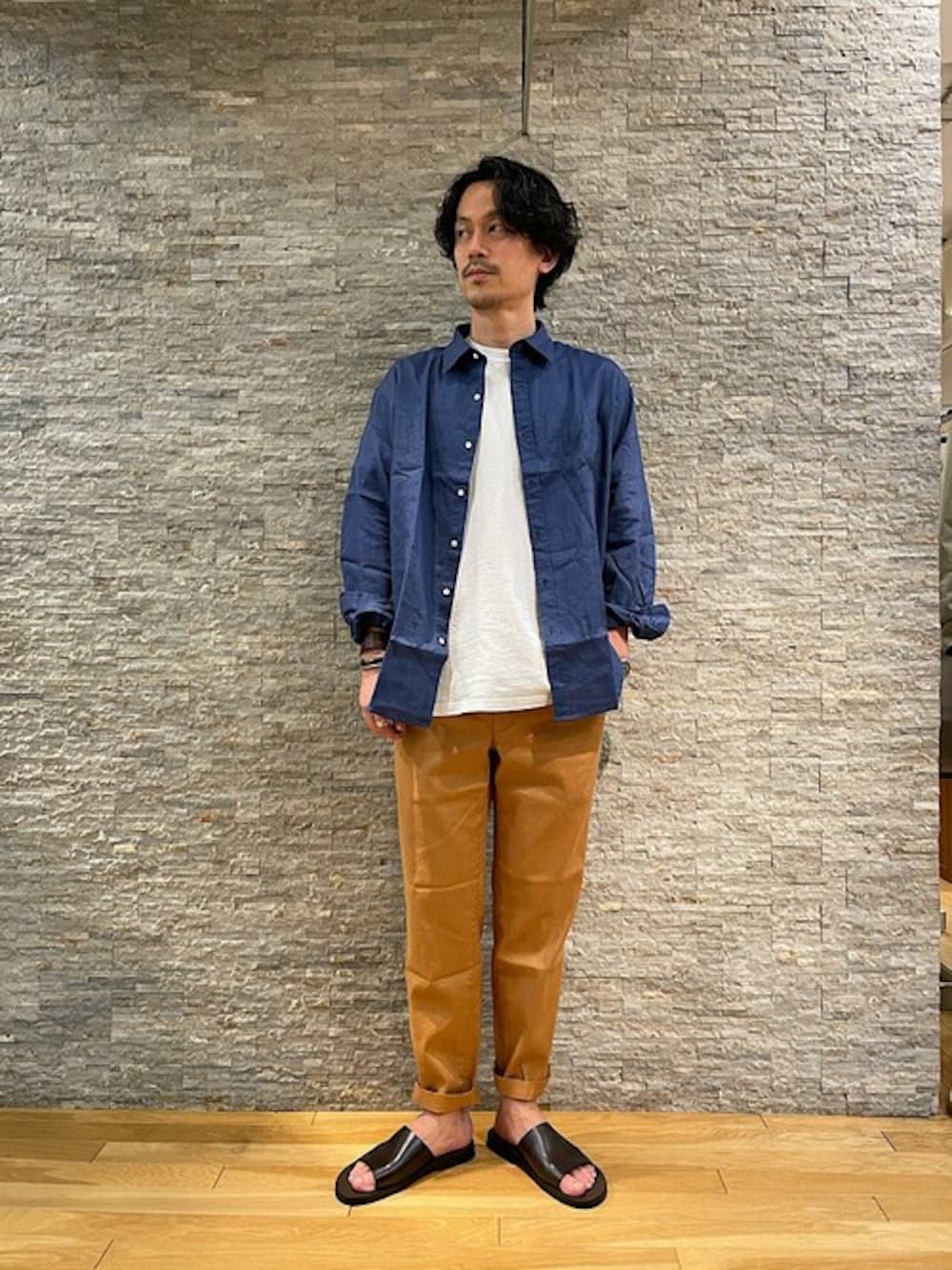 「シャツ、ホワイト、チノパン、Tシャツ、オレンジ、大人カジュアル、SHIPS、サンダル」｜「SHIPSのSHIPS: SOLOTEX(R) サフィラン リネン ハイブリッド レギュラーカラーシャツ 22SS（シャツ/ブラウス、ブルー系）」を使った、飯沼さん（メンズ・178cm）の春コーディネートの1枚目の写真