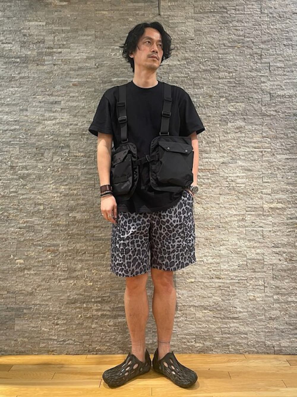 「ブラック、ショートパンツ、大人カジュアル、SHIPS、サンダル、夏コーデ」｜「Gramicciの【SHIPS別注】GRAMiCCi: デュアラブルナイロン カーゴ ショーツ 22SS（カーゴパンツ、グレー系）」を使った、飯沼さん（メンズ・178cm）の春コーディネートの1枚目の写真