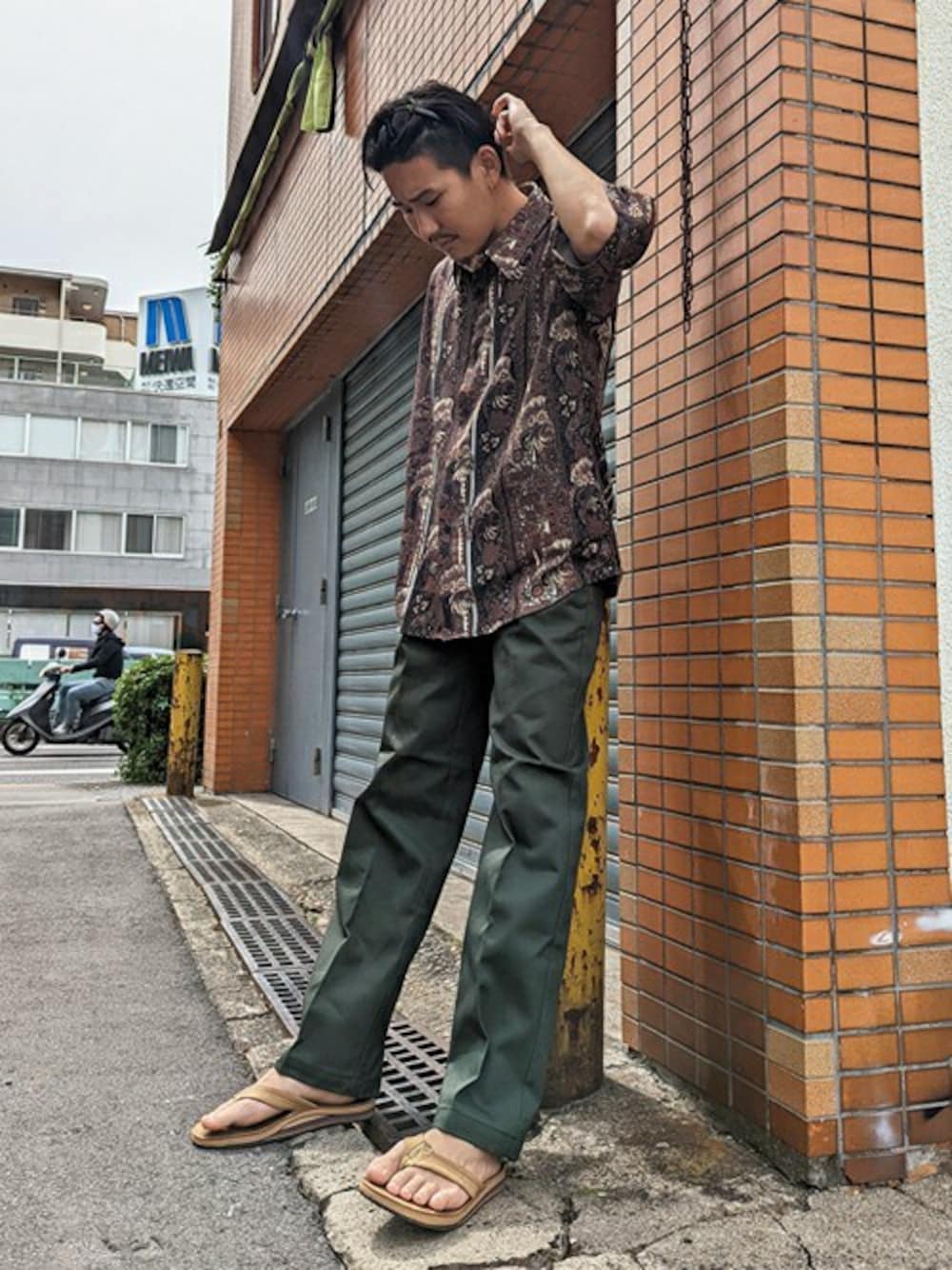 「柄シャツ、Dickies、大人カジュアル、サンダル、大人コーデ、シャツスタイル、夏コーデ、カジュアルコーデ、古着コーデ、半袖シャツ」｜「SILVER BULLETのCIAO 総柄半袖とろみシャツ（シャツ/ブラウス、ブラウン系）」を使った、SILVER BULLET ZOZOTOWN OFFICIALさん（メンズ・174cm）の夏コーディネートの1枚目の写真