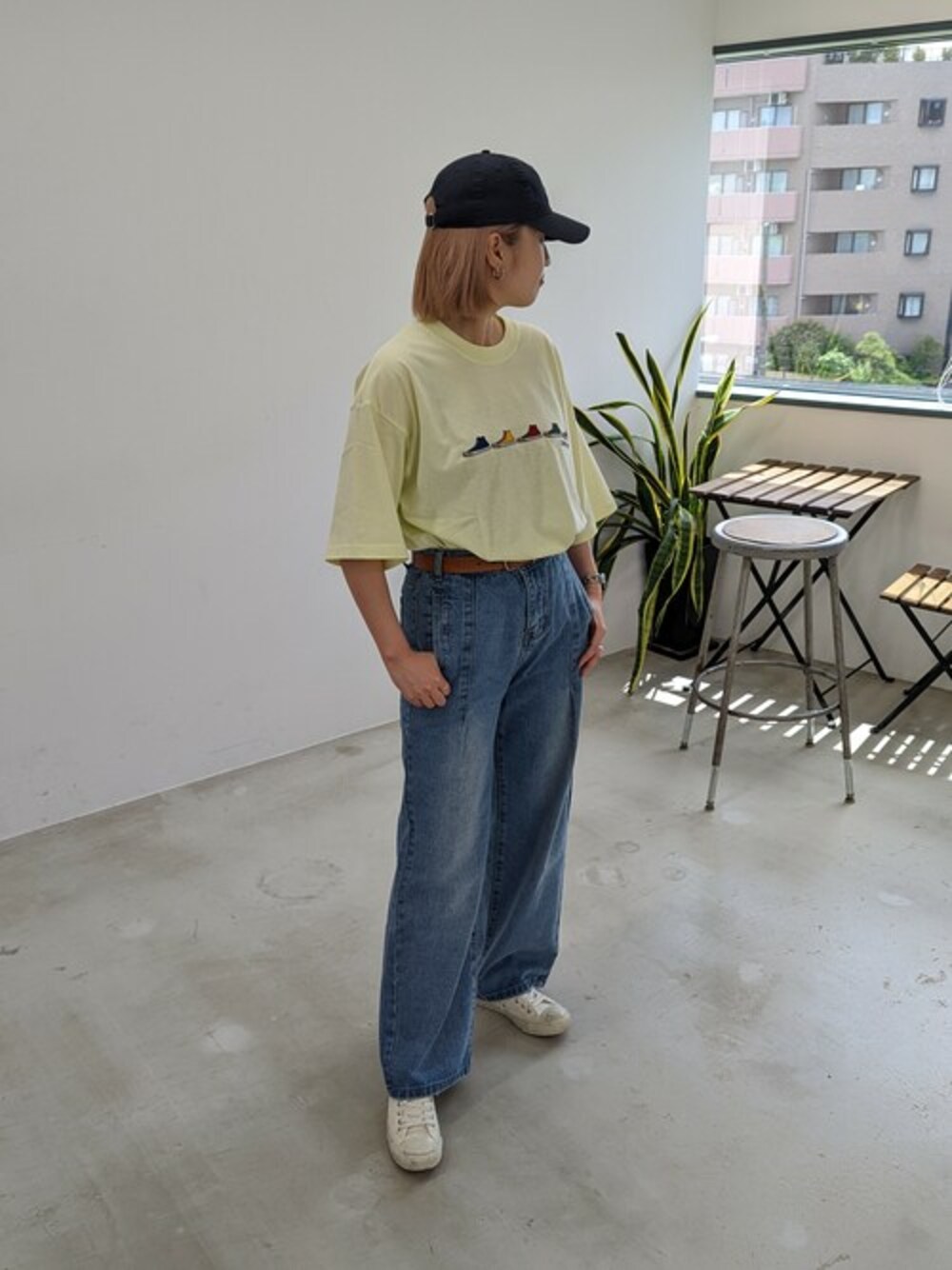 「スニーカー、デニム、キャップ、Tシャツ、converse、スニーカーコーデ、タックイン、SILVER BULLET(SILVER BULLET)、カラー×コーデ、デニムっていいよね」｜「CONVERSEのCONVERSE FIVEシューズ刺繍クルーネック半袖Tシャツ（Tシャツ/カットソー、イエロー系）」を使った、SILVER BULLET ZOZOTOWN OFFICIALさん（レディース・165cm）の夏コーディネートの1枚目の写真