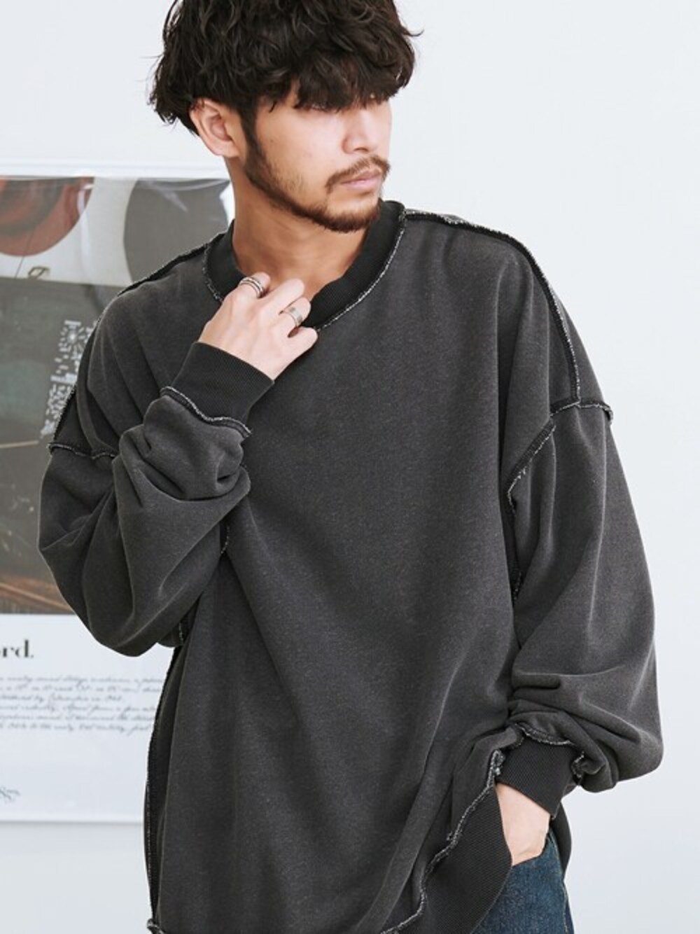 「ブラック、Tシャツ、ネイビー、春服、メンズコーデ、インディゴブルー、ヴィンテージライク、ステッチ、スウェットコーデ」｜「SILVER BULLETの『CavariA/キャバリア』裏毛インディゴ染めアウトステッチトレーナー（スウェット、ブラック系）」を使った、SILVER BULLET ZOZOTOWN OFFICIALさん（メンズ・170cm）の春コーディネートの1枚目の写真