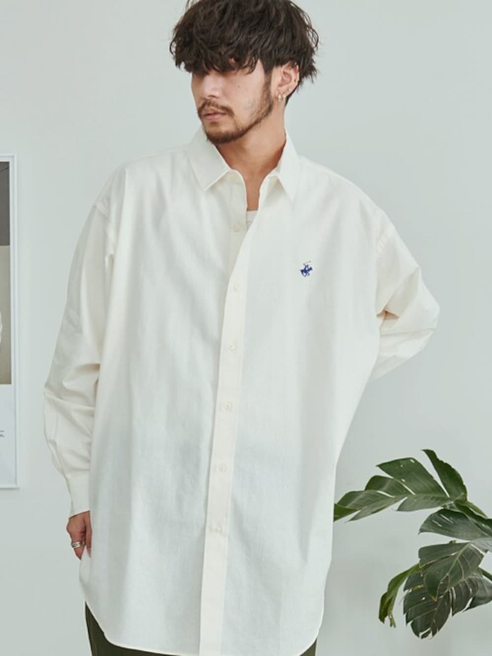 「シャツ、ネイビー、ロングシャツ、ストライプシャツ、ホワイトコーデ、グリーンコーデ、ビッグシルエットシャツ、BEVERLY HILLS POLO CLUB」｜「BEVERLY HILLS POLO CLUBの『BEVERLY HILLS POLO CLUB/ビバリーヒルズポロクラブ』無地＆ストライプビッグシャツ（シャツ/ブラウス、ホワイト系）」を使った、SILVER BULLET ZOZOTOWN OFFICIALさん（メンズ・170cm）の春コーディネートの1枚目の写真
